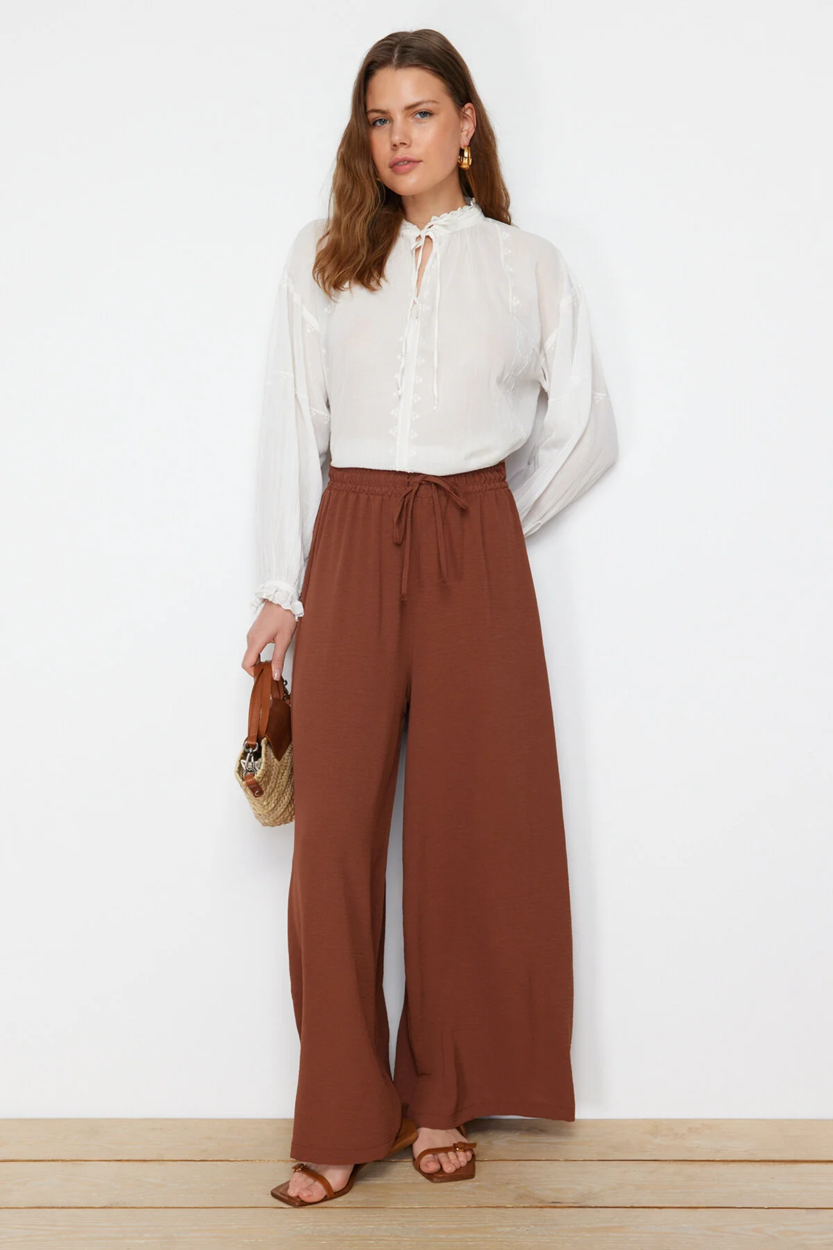 Trendyol Modest  Braune gewebte Hose mit weitem Bein TCTSS22PL0240