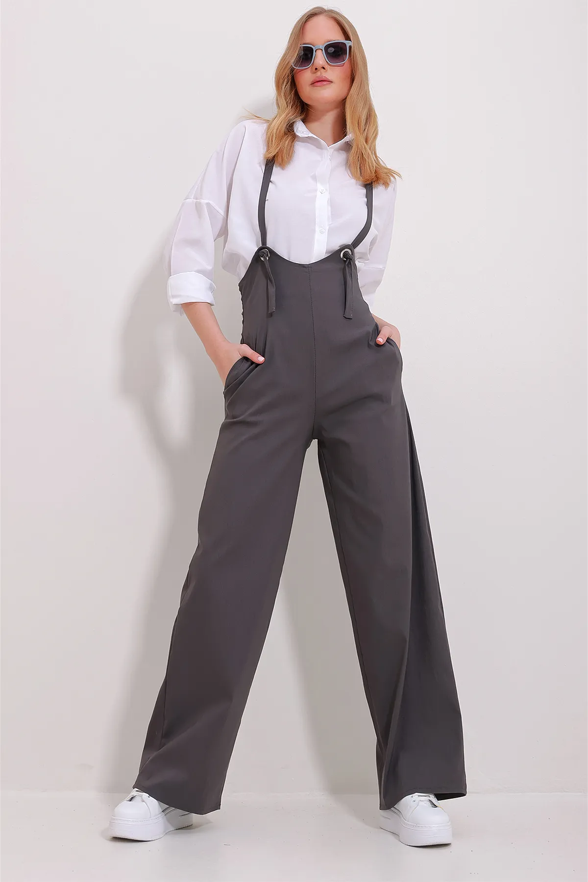 Trend Alaçatı Stili  Anthrazitfarbener Lycra-Overall mit zwei Taschen und Riemchen für Damen ALC-X11539