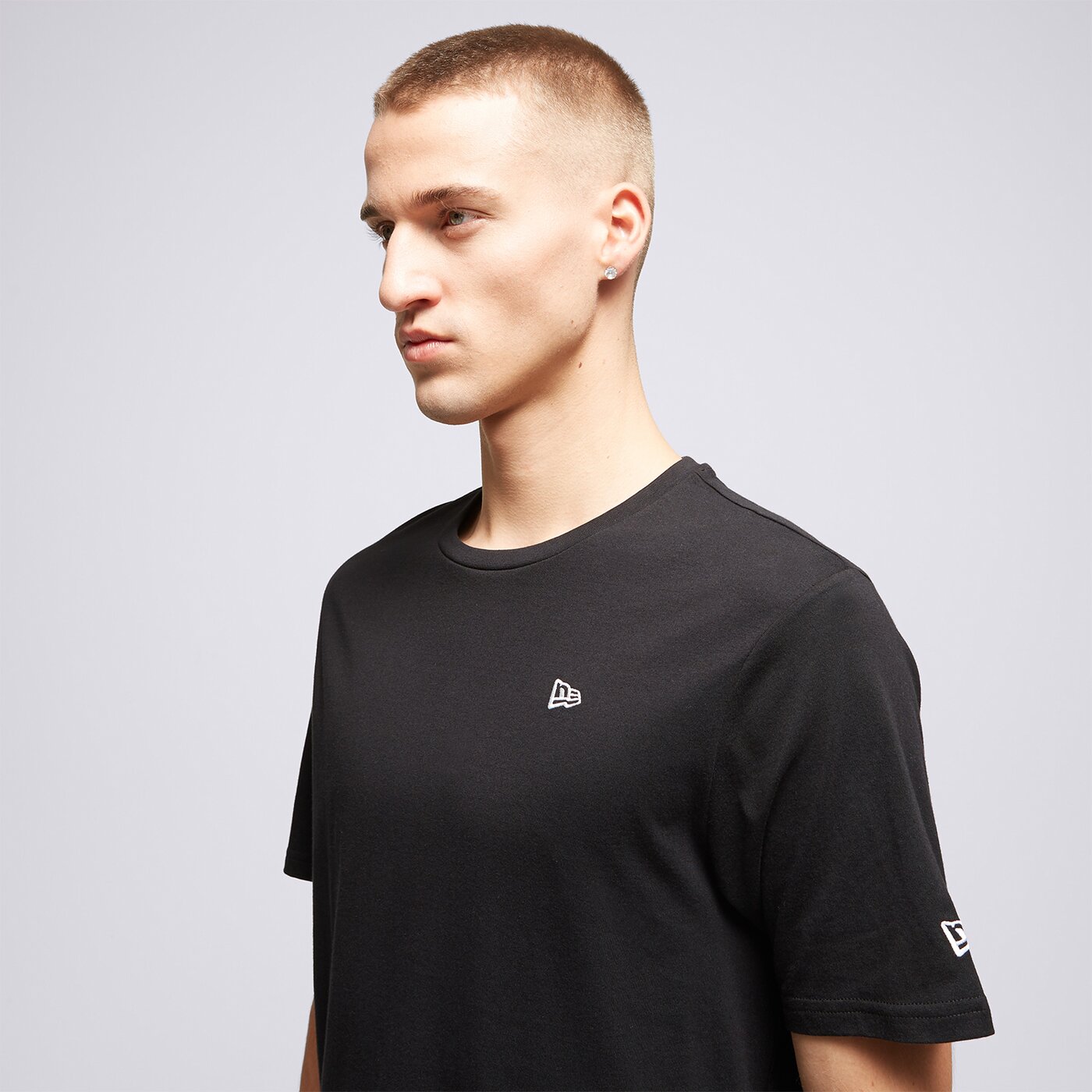 NEW ERA T-SHIRT NE ESSENTLS NONE Schwarz