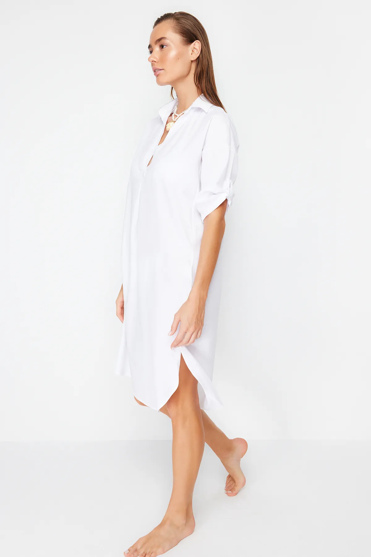Trendyol Collection  Weißes Midi-Strandkleid mit gewebtem Schlitz TBESS21EL3847