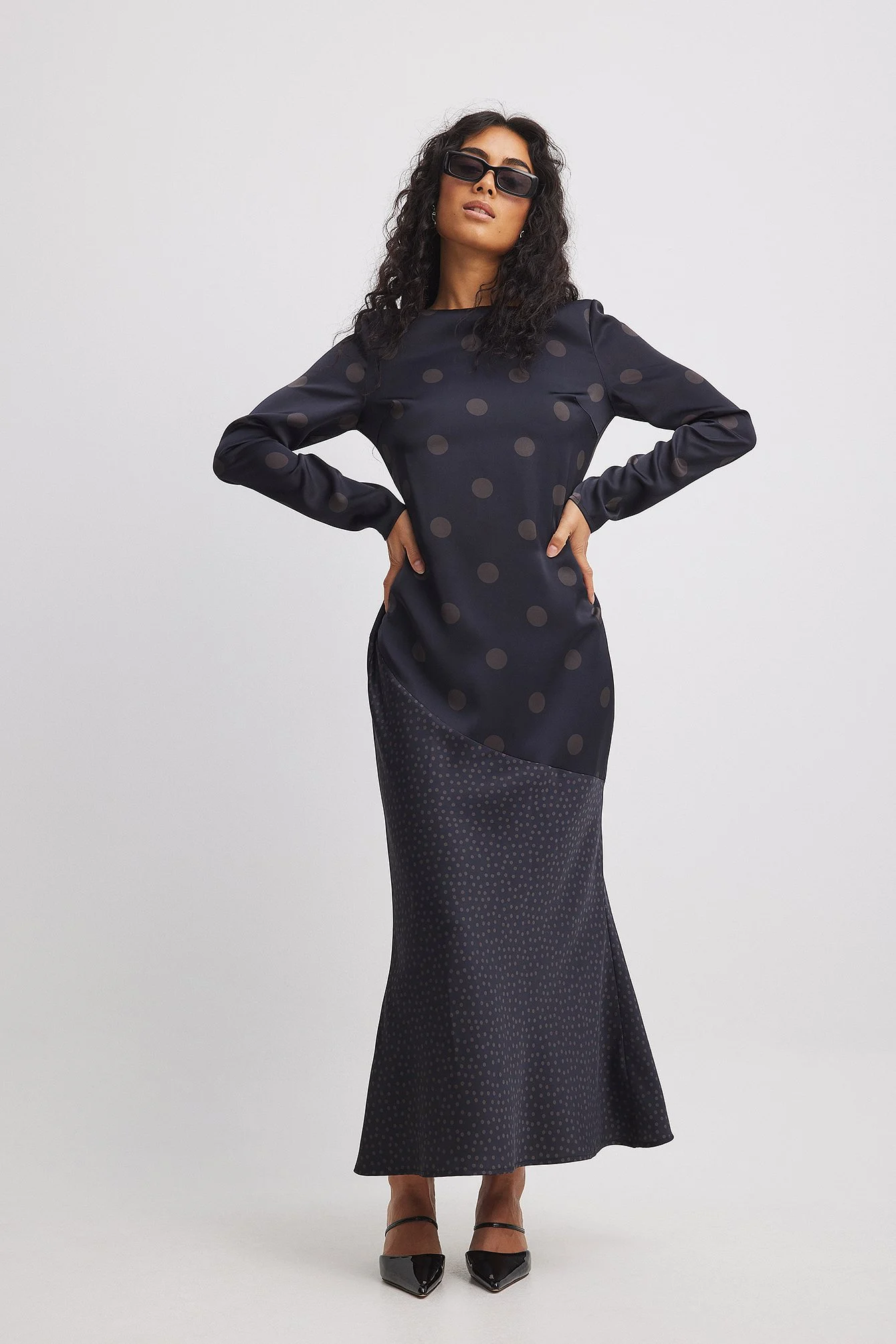 Gepunktetes Midikleid aus Satin
