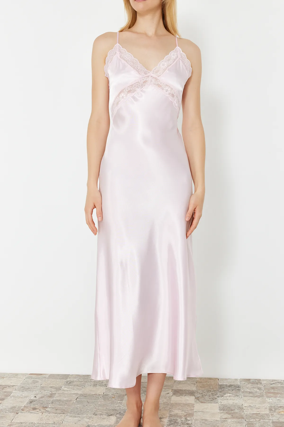 Trendyol Collection  Nachthemd aus gewebter rosa Spitze aus Satin – Seilriemen THMSS24GC00003