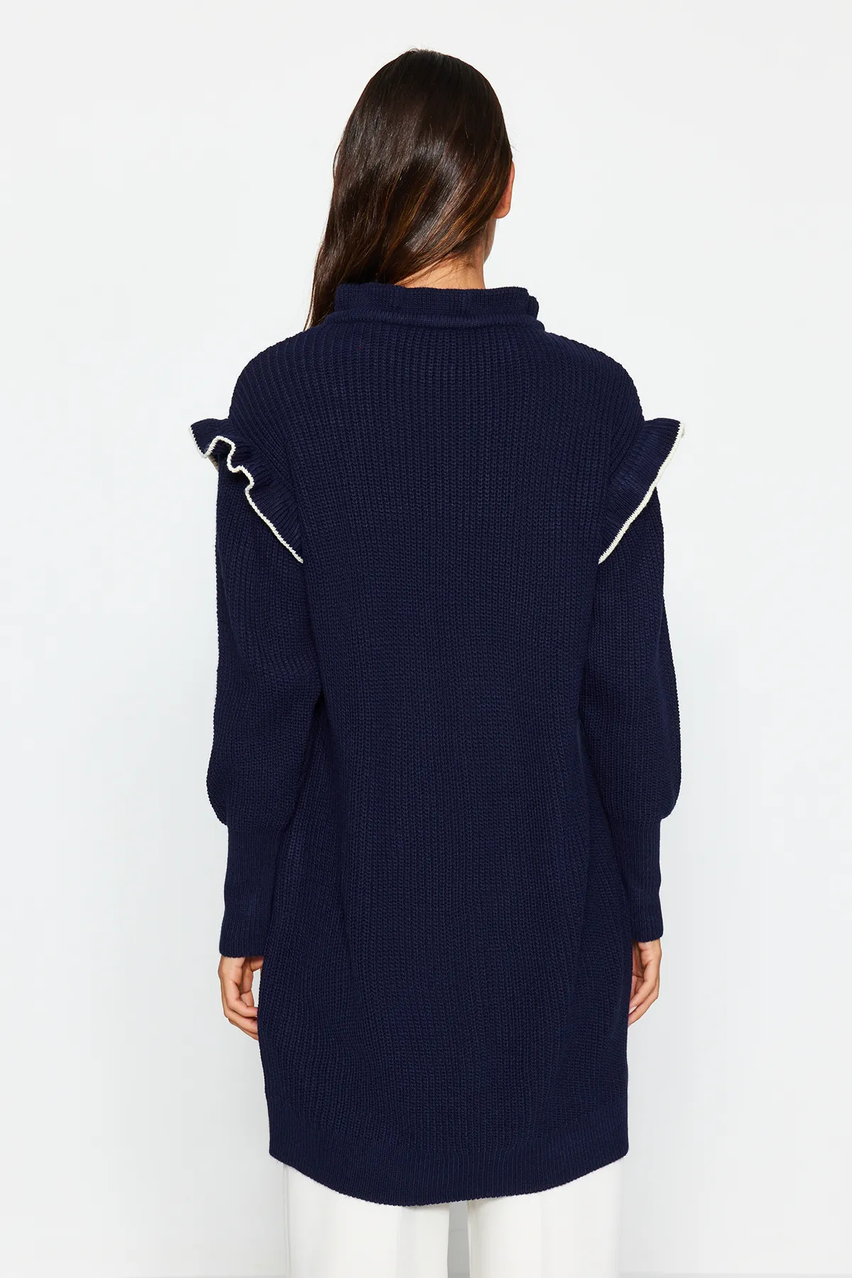 Trendyol Modest  Marineblauer, cremefarbener Strickpullover mit Paspelierung TCTAW24AK00171