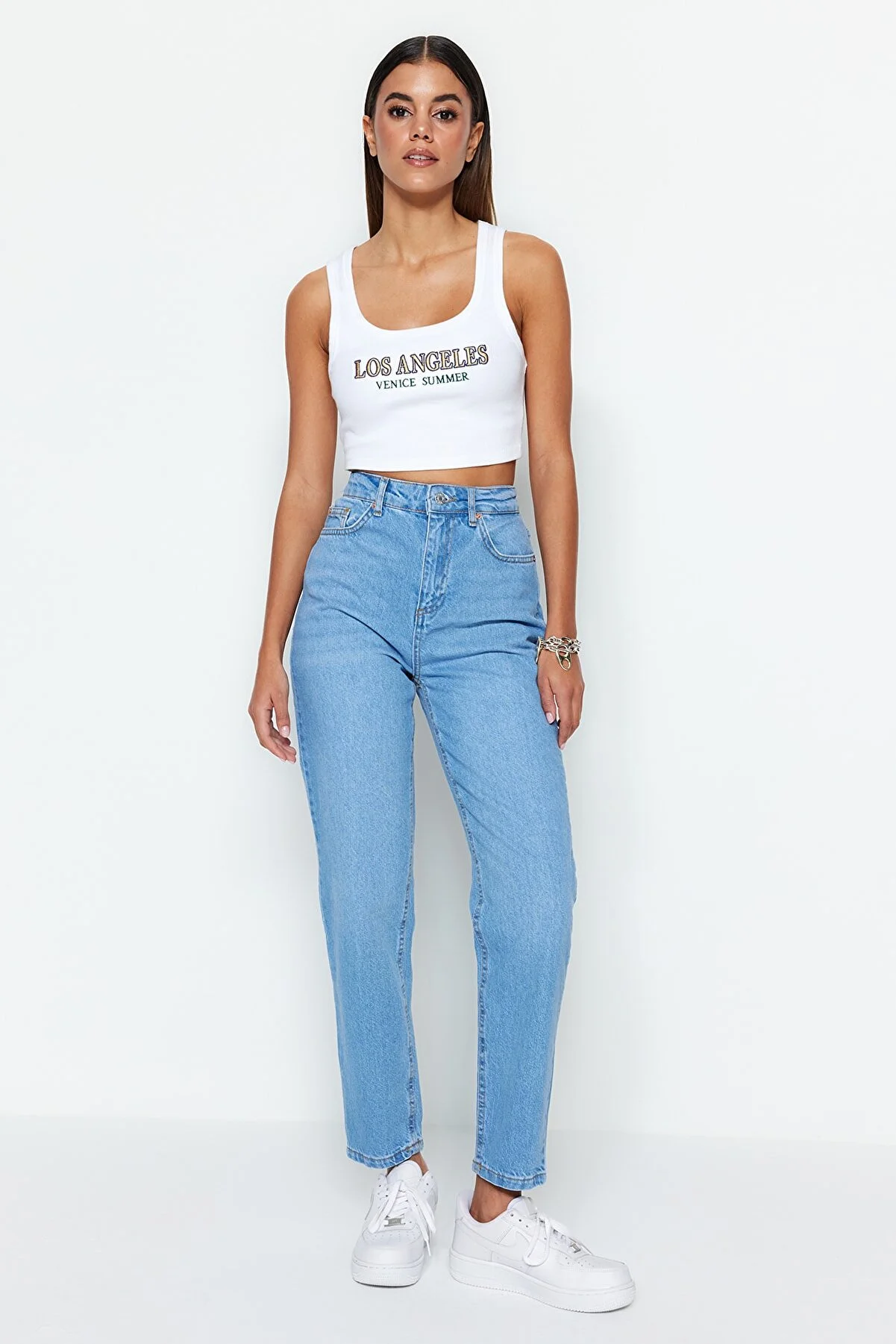 Trendyol Collection  Hellblaue Mom-Jeans mit hoher Taille TWOSS23JE00067