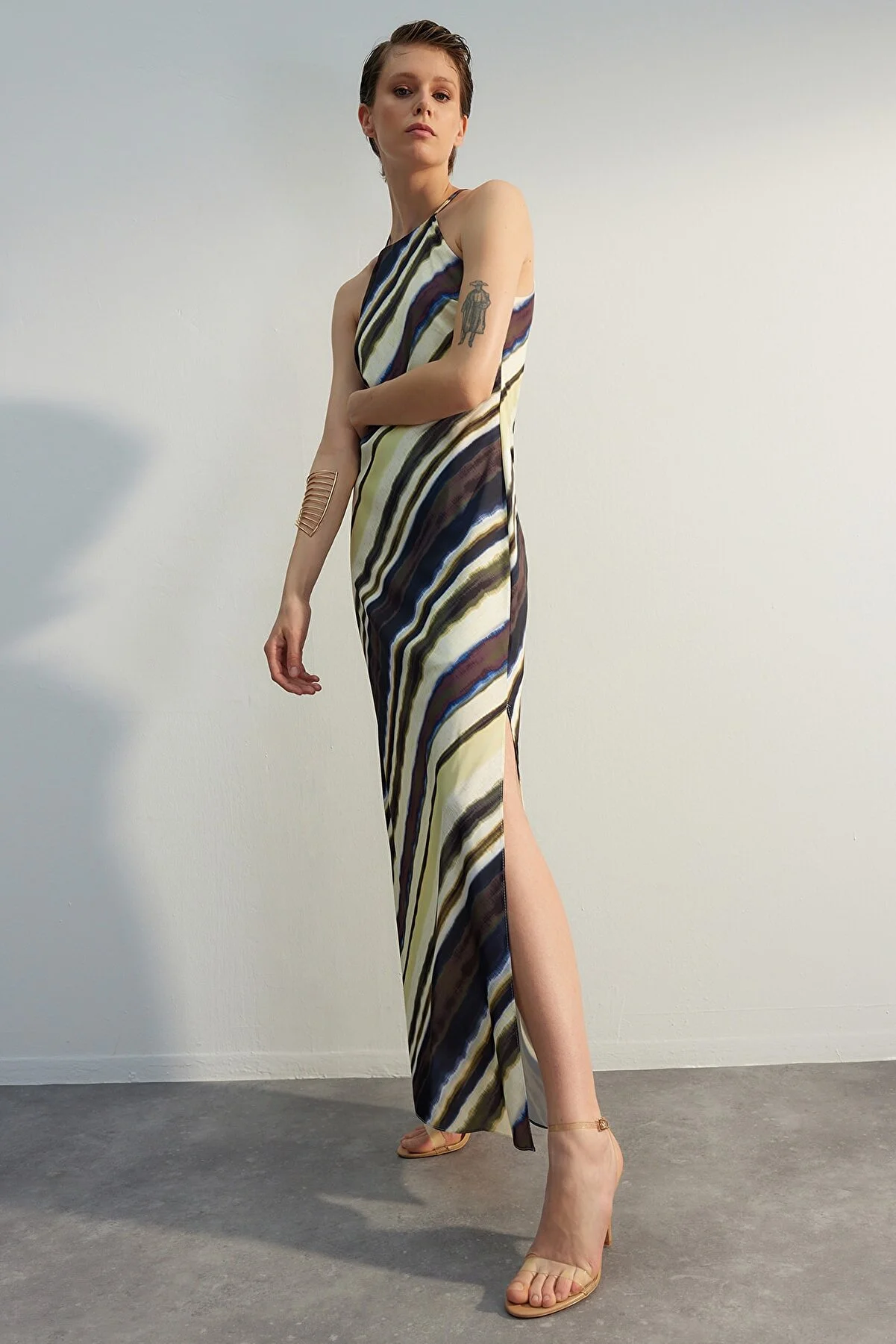 Trendyol Collection  Mehrfarbiges, ärmelloses, gerade geschnittenes, gefüttertes Maxi-Webkleid TWOSS23EL02238