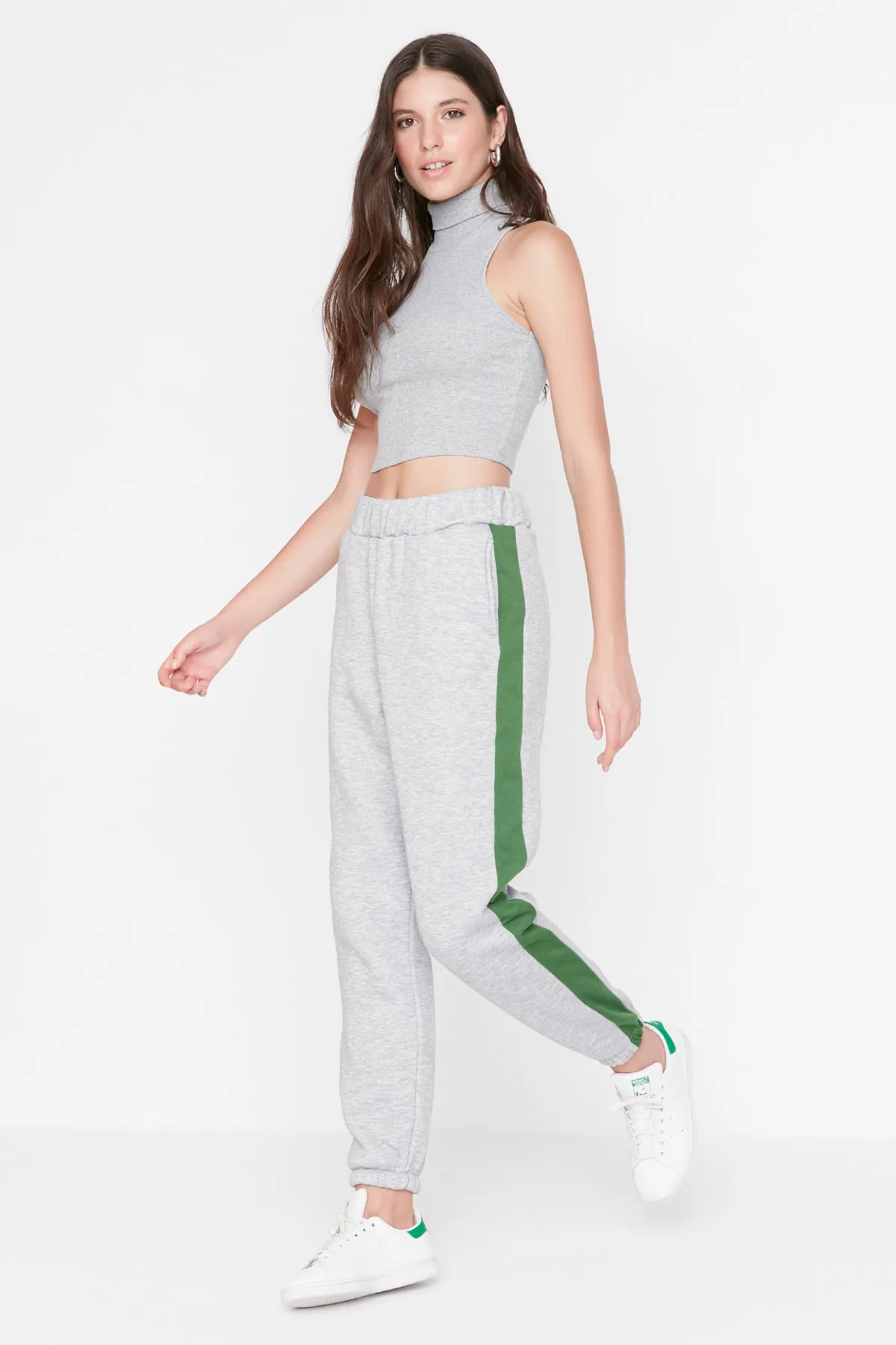 Trendyol Collection  Graue Jogginghose aus dickem Fleece mit Streifendetails und erhabener Innenseite TWOAW23EA00048
