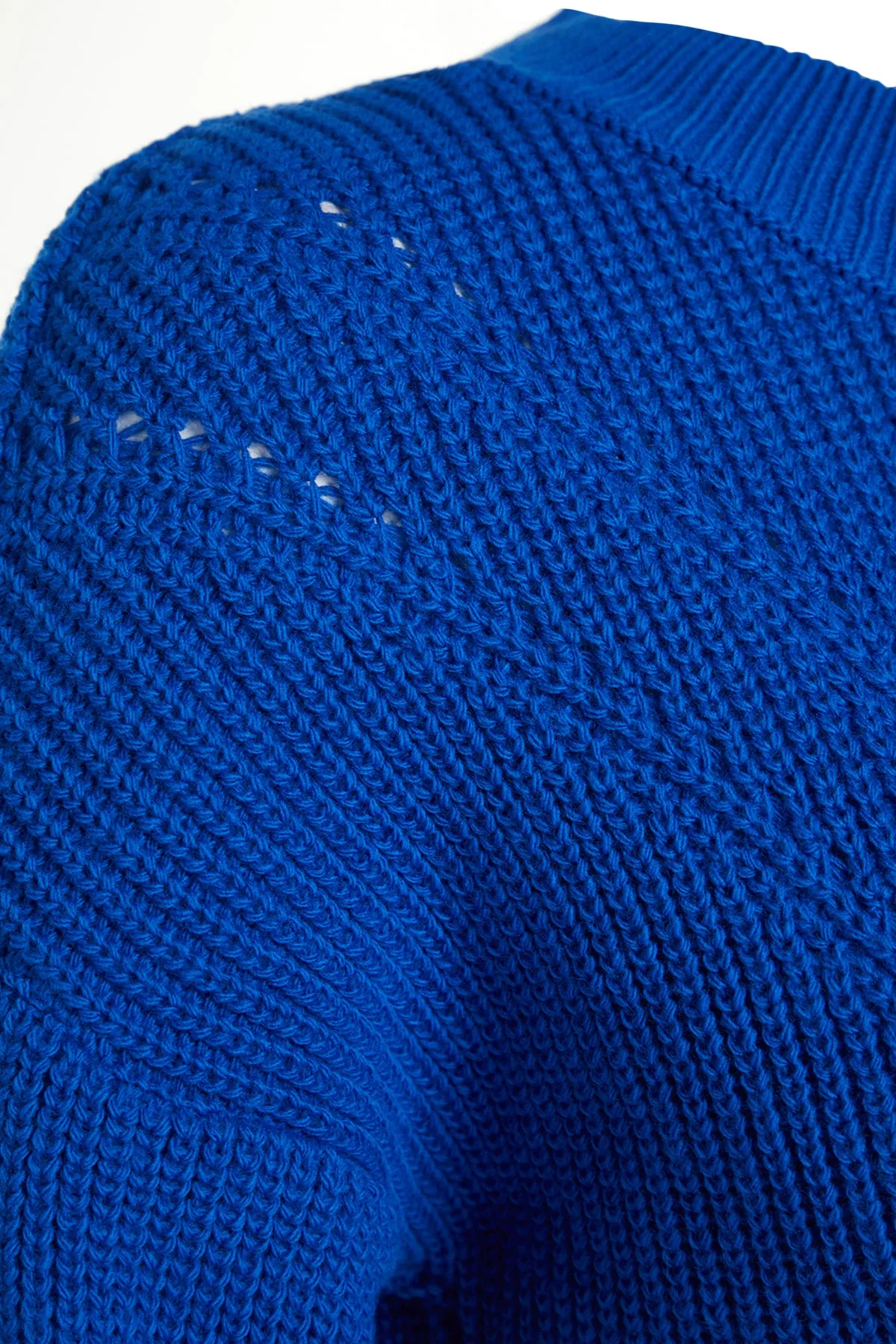 Trendyol Modest  Saks Strickpullover mit Rundhalsausschnitt TCTAW24AK00023