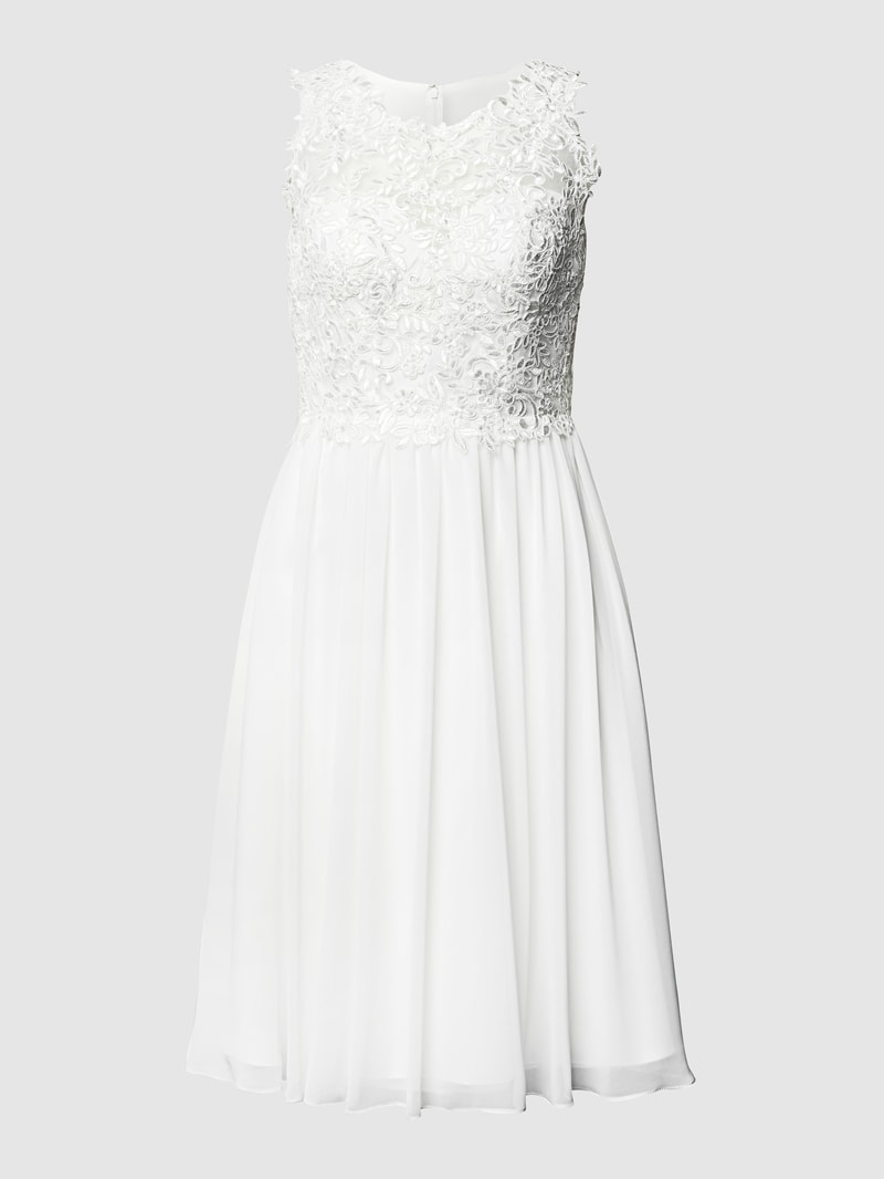 Brautkleid mit floraler Spitze in offwhite