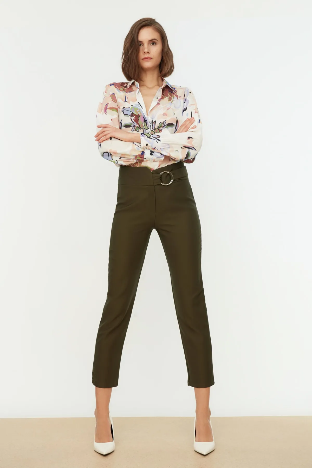 Trendyol Collection  Khakifarbene gewebte Hose mit Gürtel TWOAW20PL0600