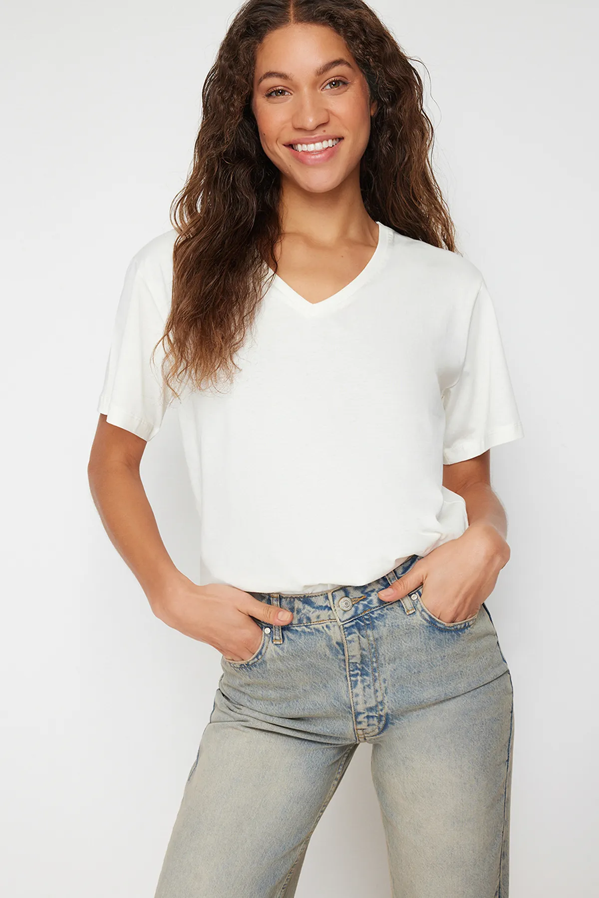Trendyol Collection  Ecru, 100 % Baumwolle, Oversize/Weite Passform, V-Ausschnitt, Strick-T-Shirt TWOSS23TS00003