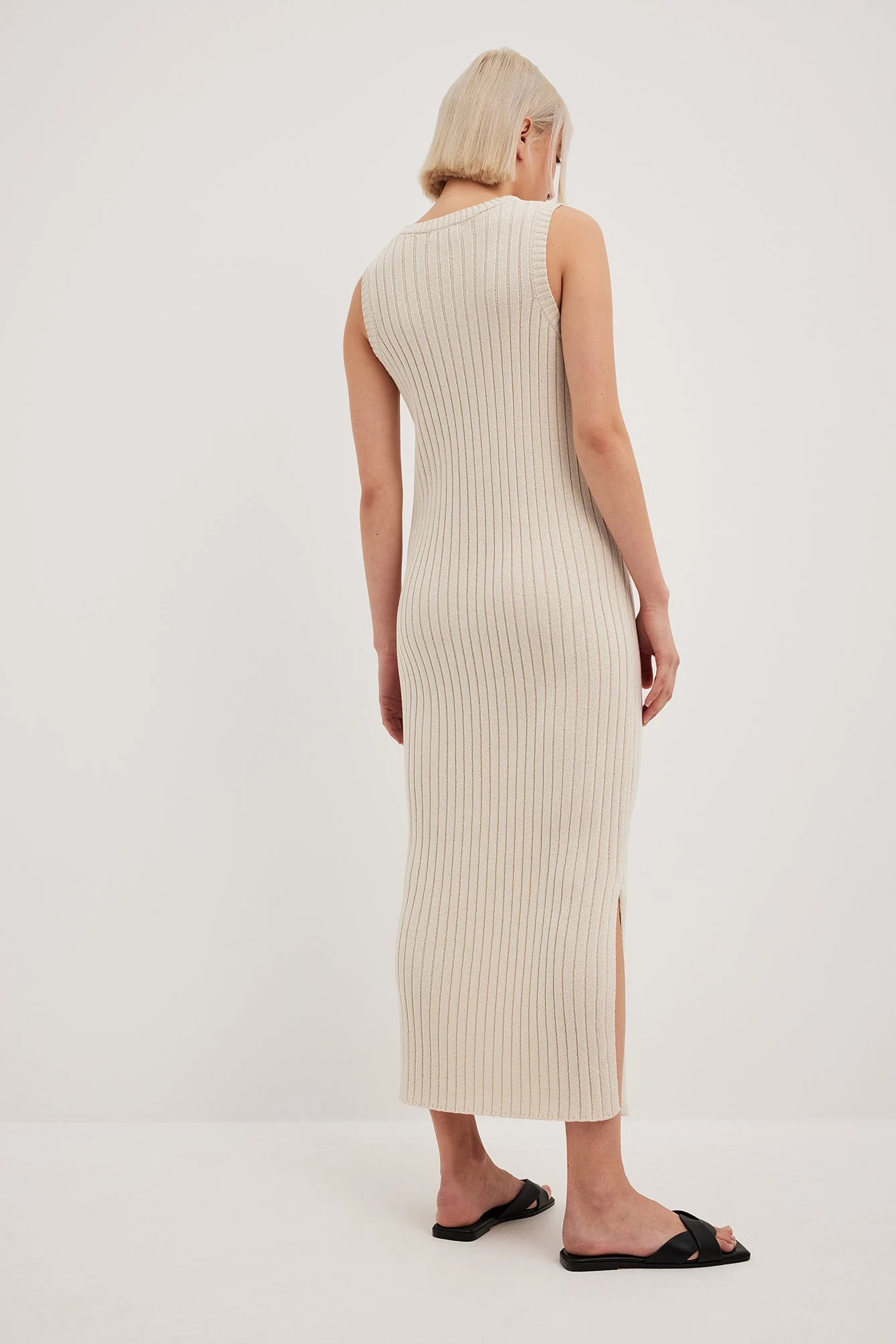 Geripptes Midikleid aus Strickstoff mit V-Ausschnitt