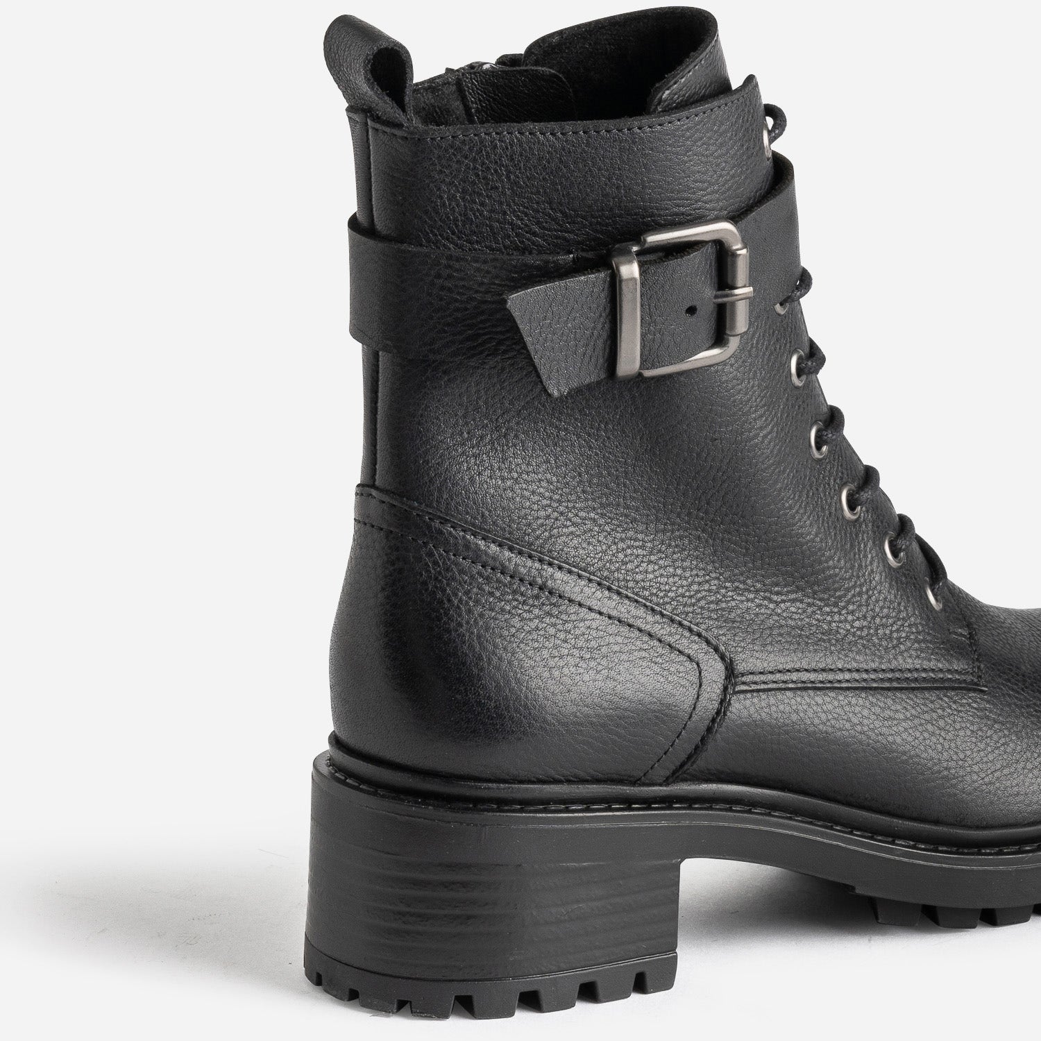 Bottine à lacet noire en cuir éco-conçu