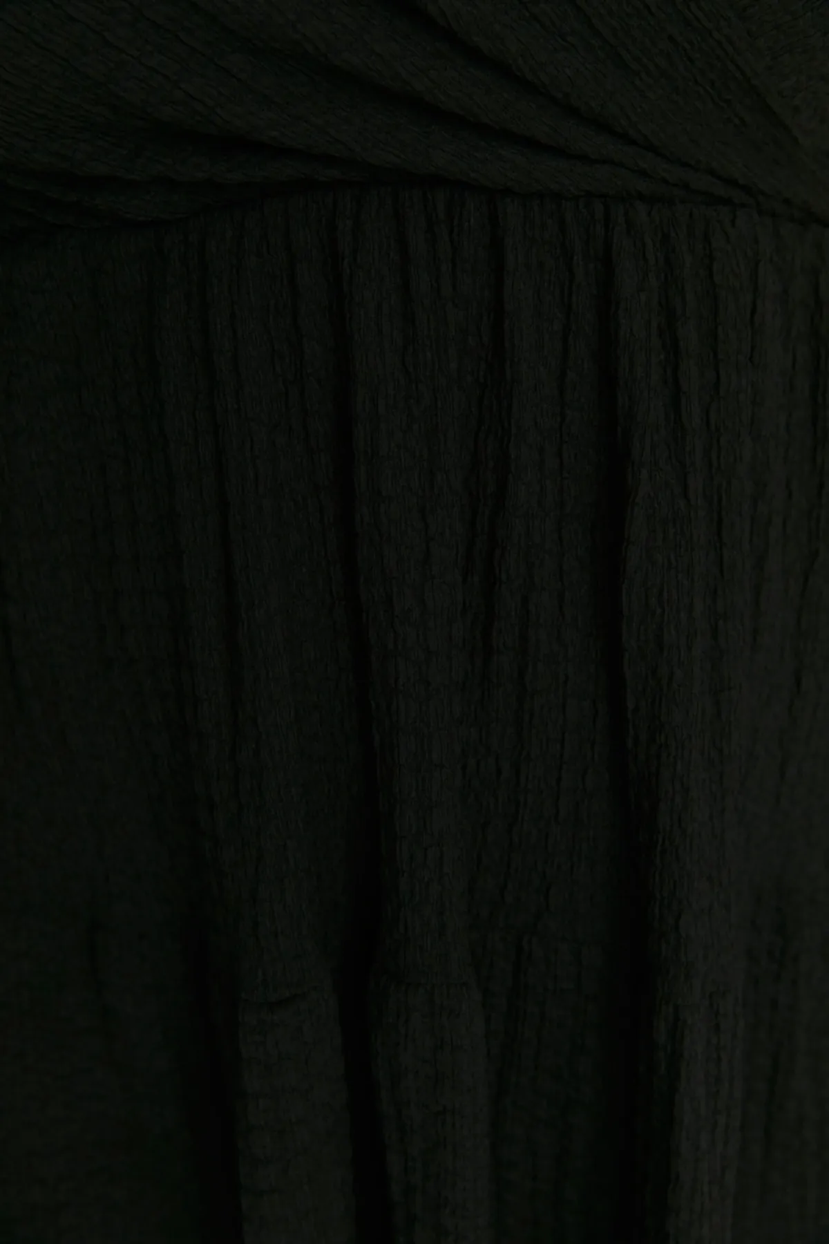 Trendyol Curve  Schwarzes Skater-Strickkleid mit V-Ausschnitt und zweireihigem Verschluss TBBSS22EL2987