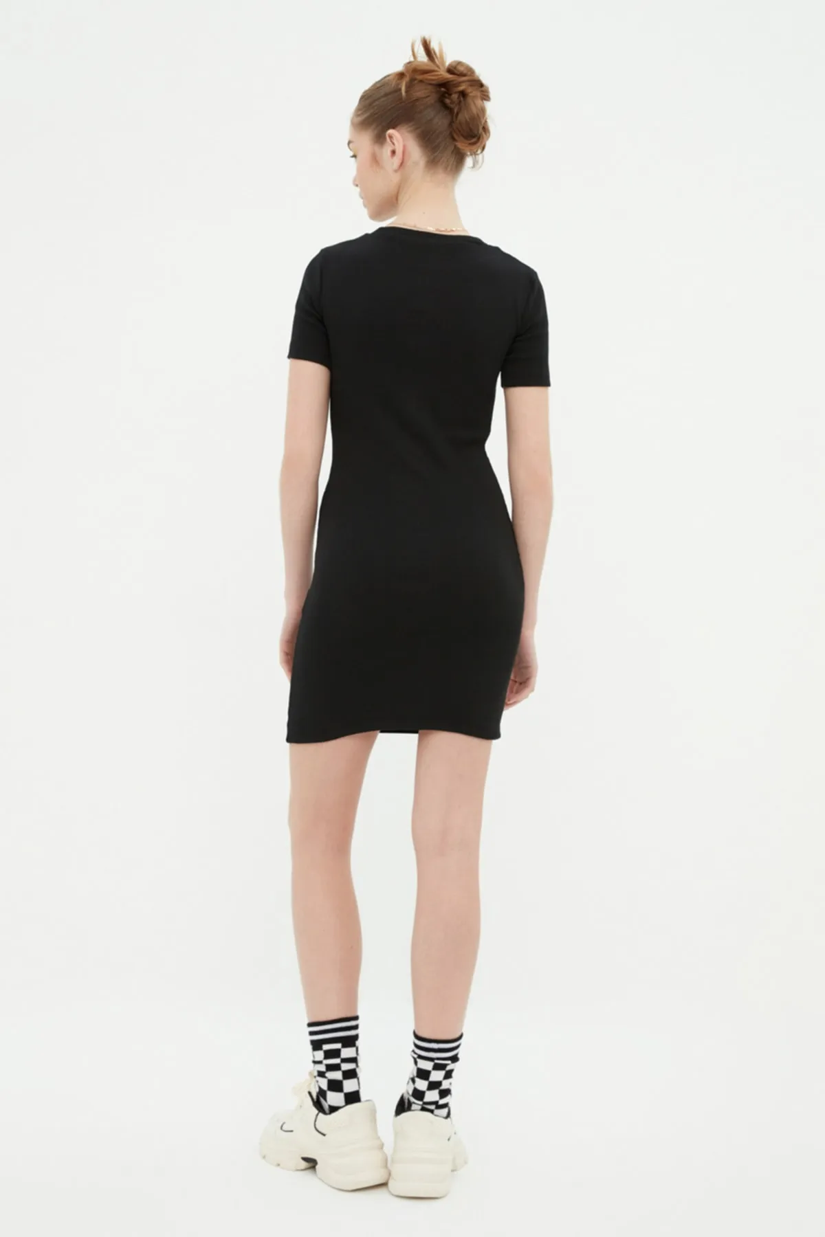 Trendyol Collection  Schwarzes tailliertes Mini-Bleistiftkleid aus geripptem, flexiblem Strick und Rundhalsausschnitt TWOSS19AD0053