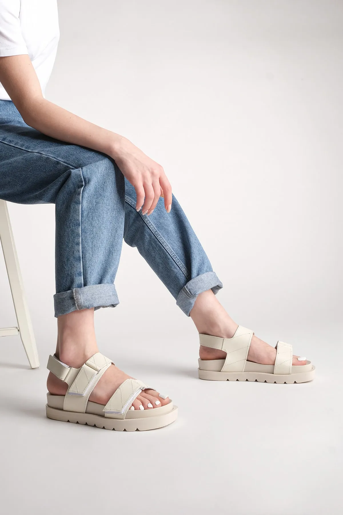 Marjin  Damen Sandalen mit Klettverschluss aus echtem Leder Hifaz Beige
