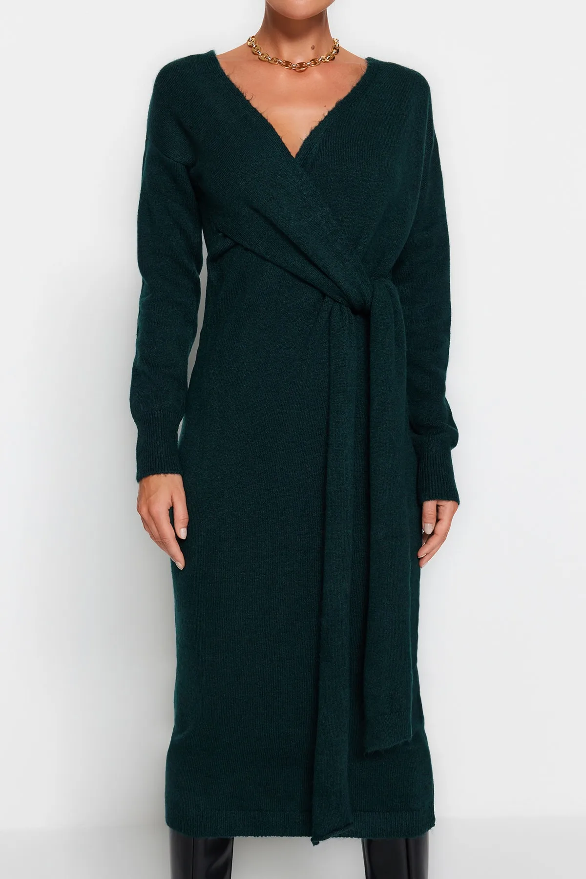 Trendyol Collection  Smaragdgrünes Maxi-Strickkleid mit weicher Struktur und zweireihigem Kragen und Bindeband TWOAW21EL0263