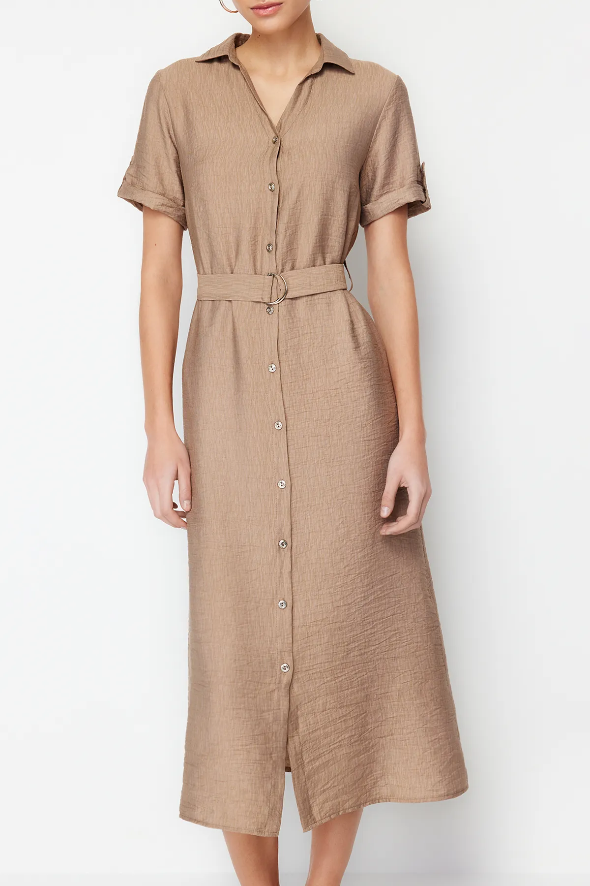 Trendyol Collection  Nerzfarbenes, gewebtes Midi-Hemdkleid mit Gürtel TWOSS24EL00226