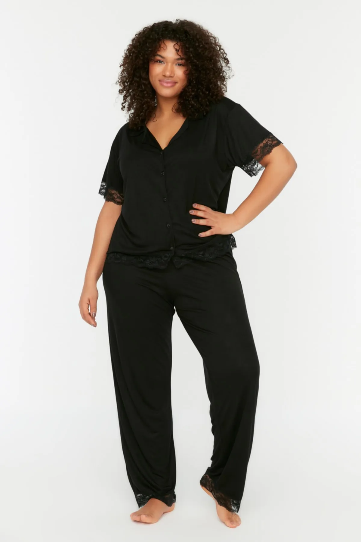 Trendyol Curve  Gestricktes Pyjama-Set aus schwarzer Spitze TBSSS22PT0623