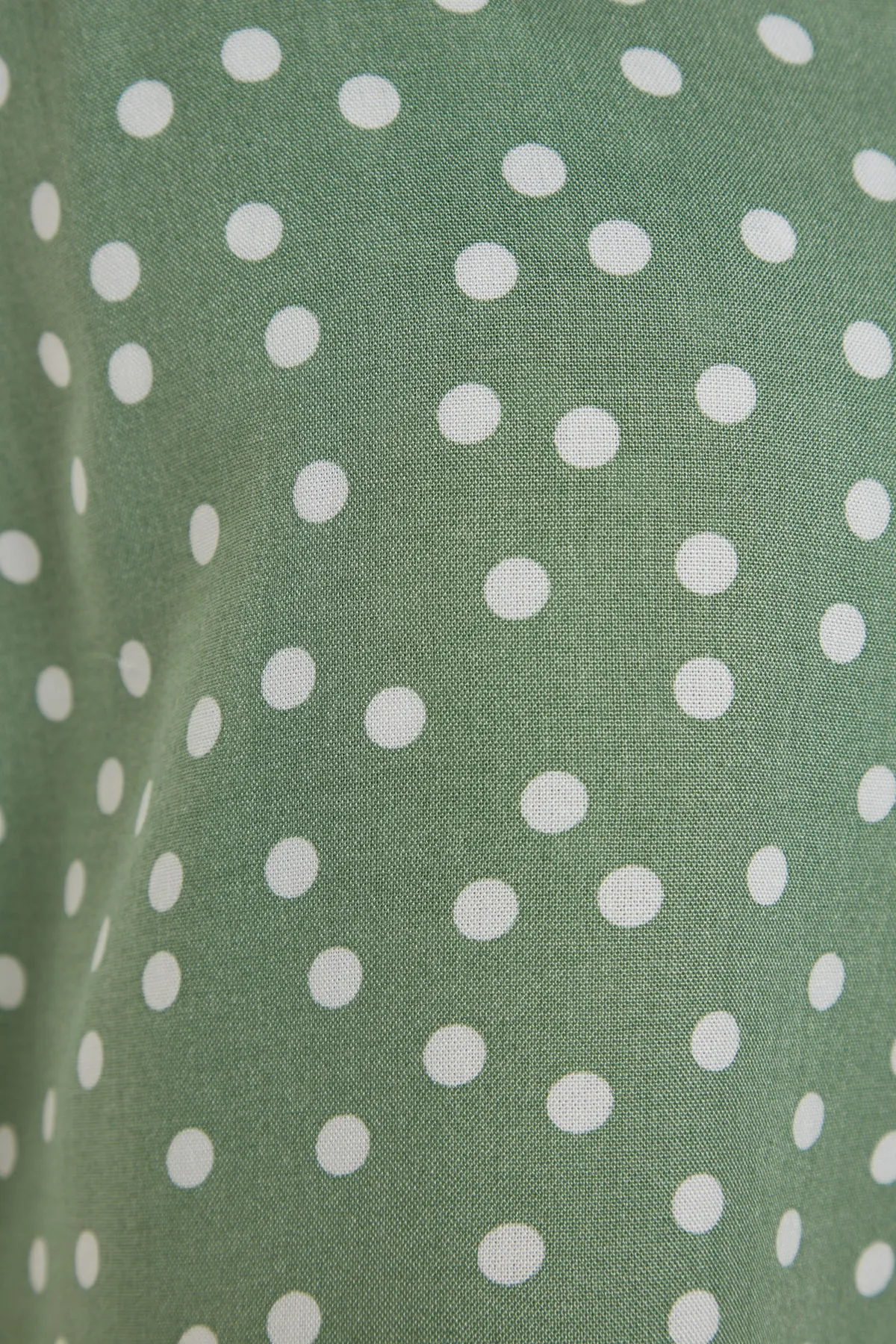 Trendyol Collection  Mintgrünes Pyjama-Set aus Viskosegewebe mit Tupfen, Rüschendetail und Seilträgern THMSS21PT0742
