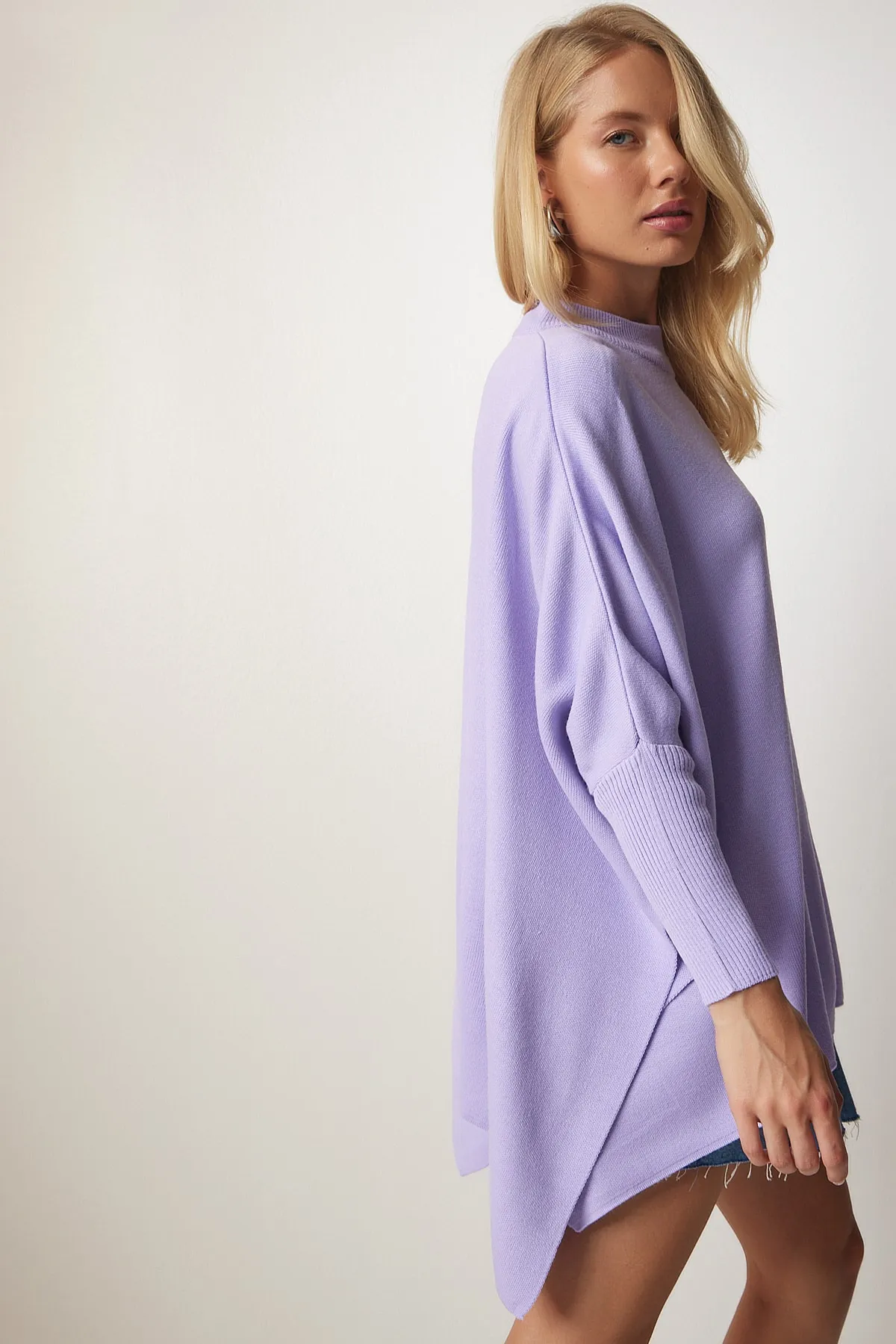 Happiness İstanbul  Lilafarbenes Oversize-Poncho-Sweatshirt mit Seitenschlitz für Damen YY00005