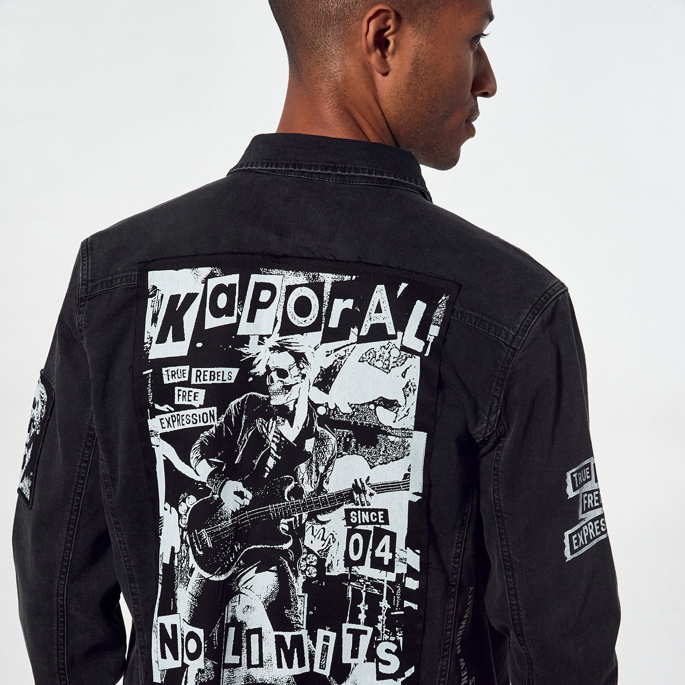 TRADE  Chemise en jean slim noir Homme avec patchs tête de mort