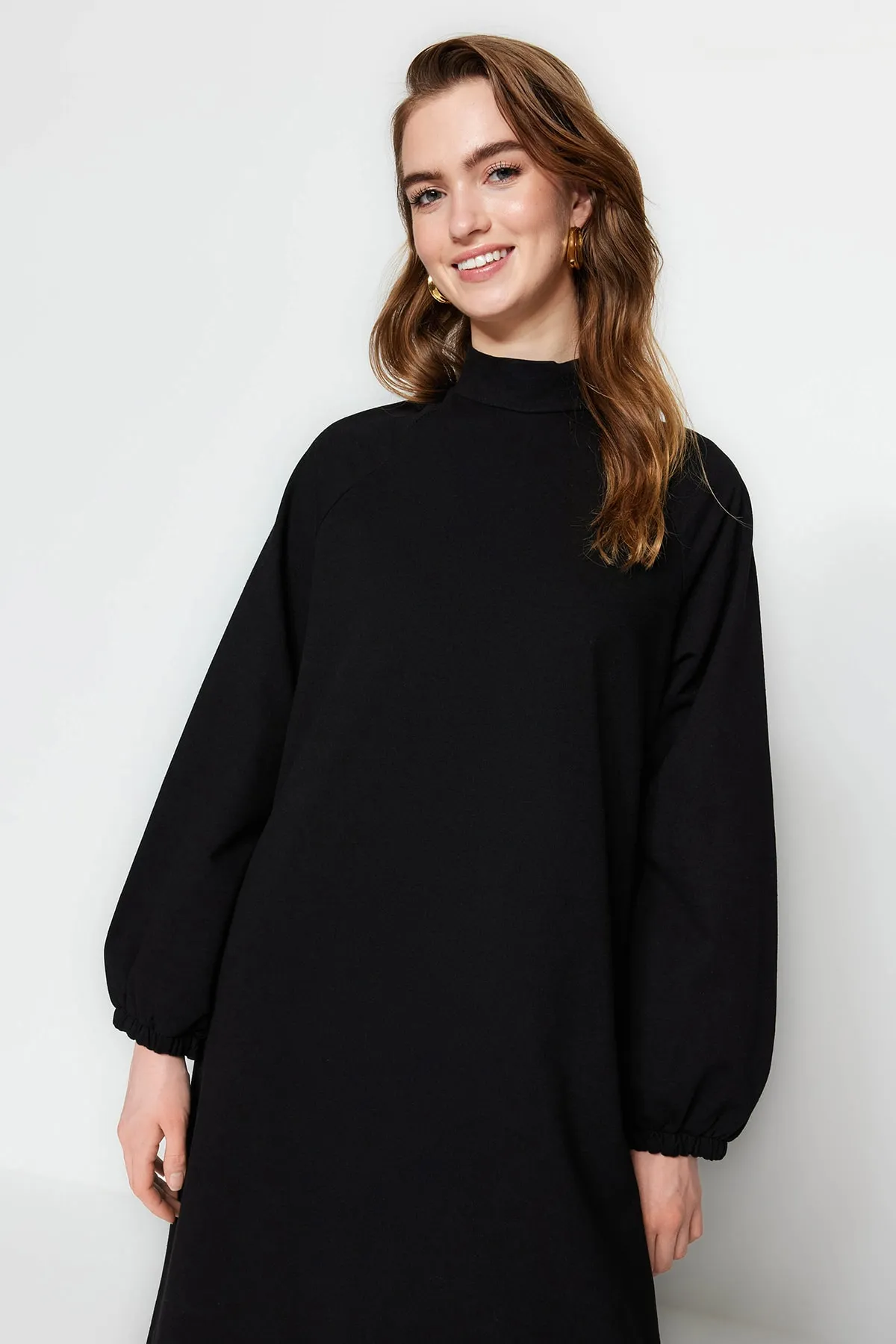 Trendyol Modest  Schwarzes Strickkleid mit Stehkragen und Ärmeln, Detailliert TCTSS23EB00228