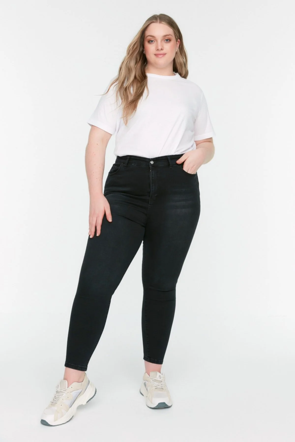 Trendyol Curve  Schwarze Röhrenjeans TBBSS22JE0070
