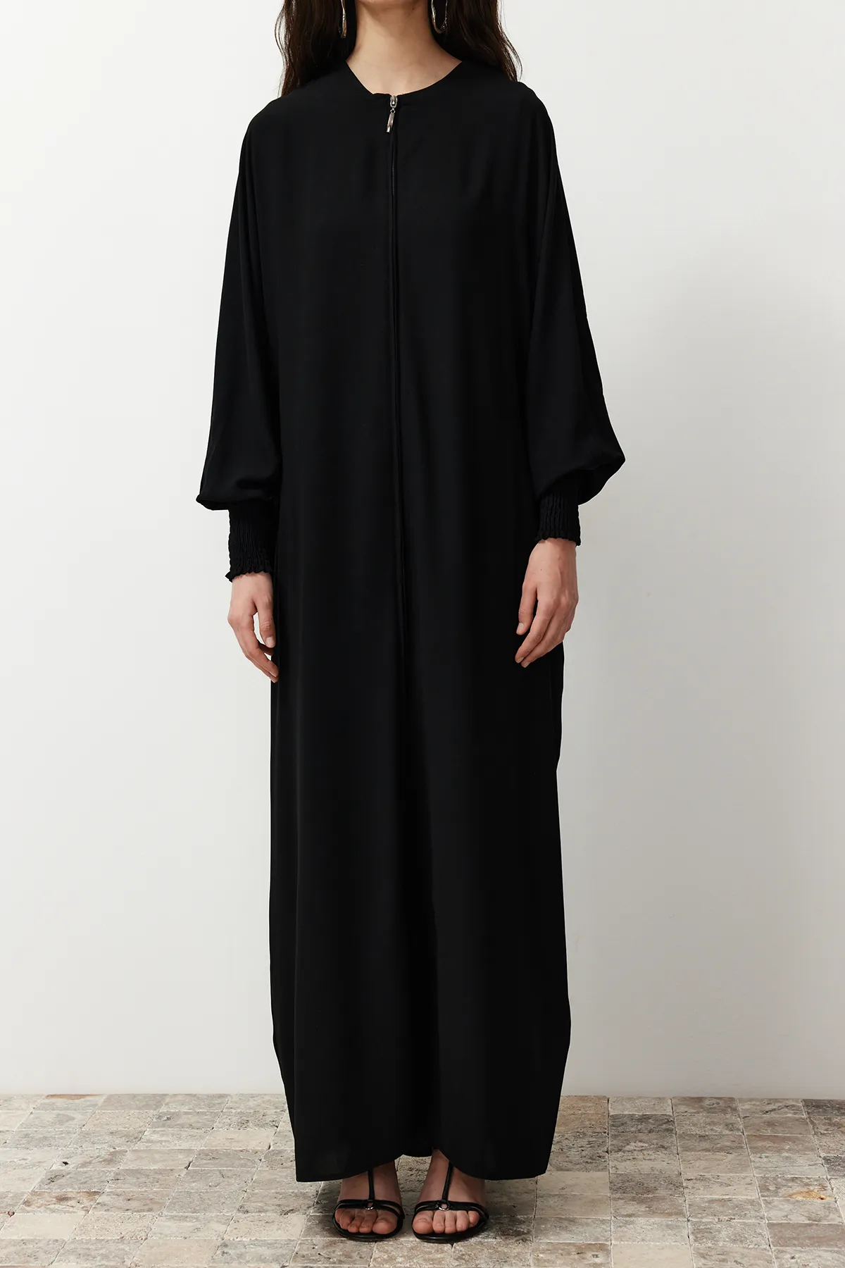 Trendyol Modest  Schwarze gewebte Kappe mit Fledermausärmeln und Abaya in weiter Passform TCTSS24KF00021