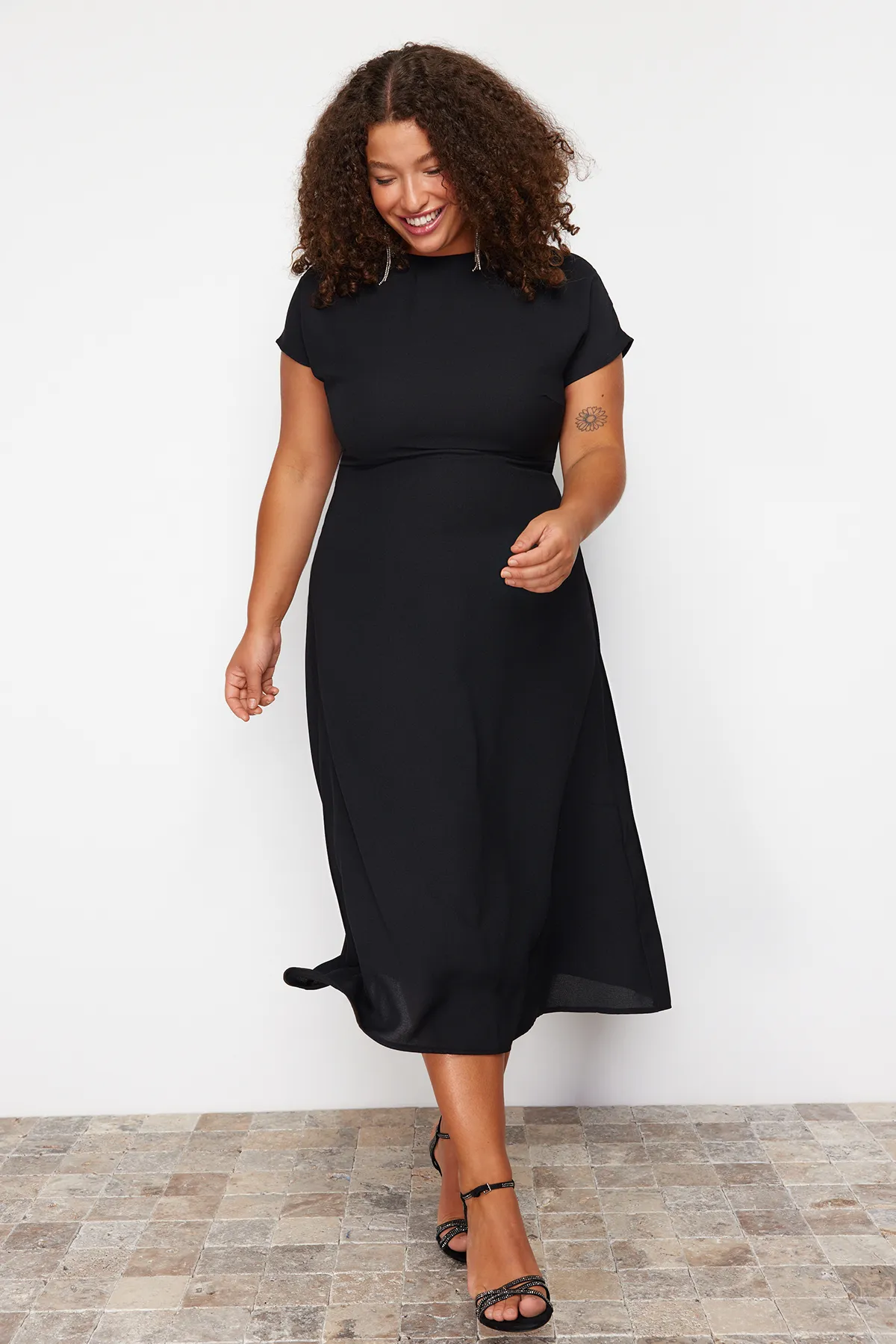 Trendyol Curve  Schwarzes A-Linien-Maxi-Gewebekleid TBBSS24AH00015