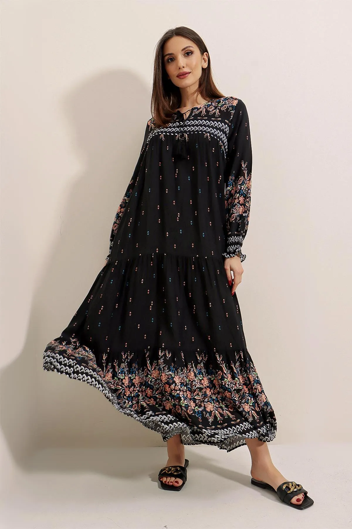 By Saygı  Gerafftes, gemustertes langes Kleid aus Viskose mit Kragen und Schnürärmeln