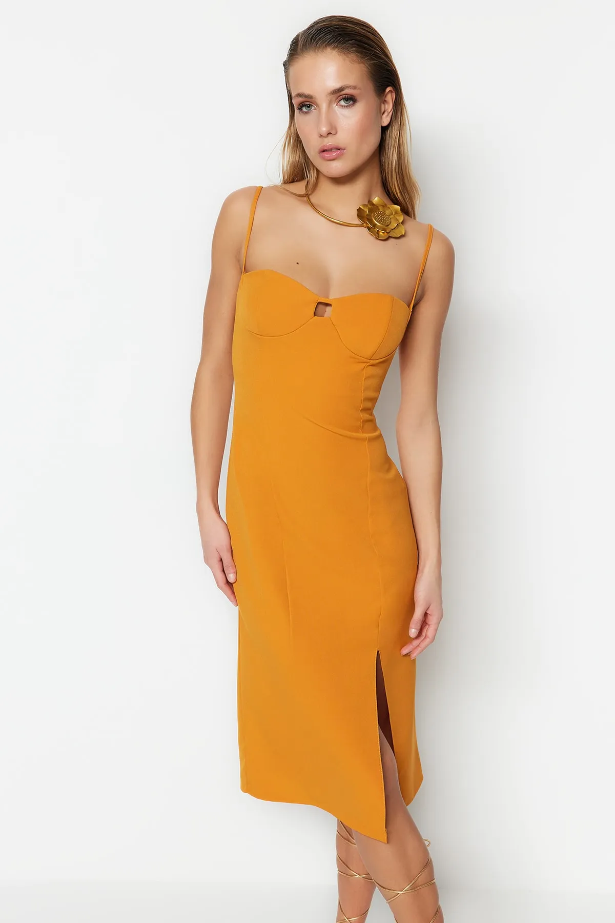 Trendyol Collection  Orangefarbenes, figurbetontes, gewebtes, detailliertes, elegantes Abendkleid TPRSS23EL00223
