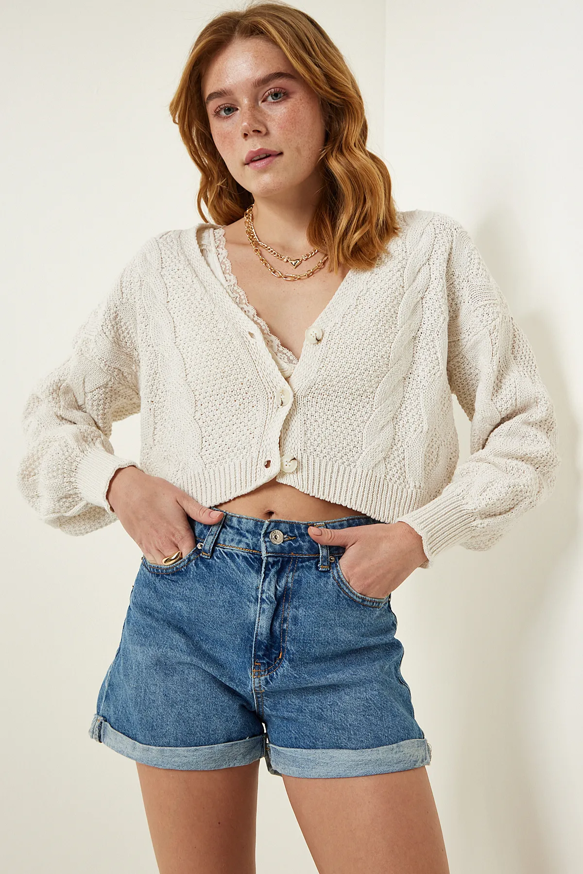 Happiness İstanbul  Cremefarbene kurze Strickjacke mit Knopfleiste und Motiv für Damen MW00132