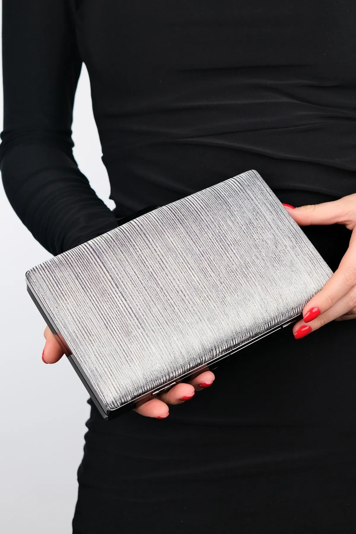 LuviShoes  YADAYA Abendtasche für Damen in Platin mit Streifen