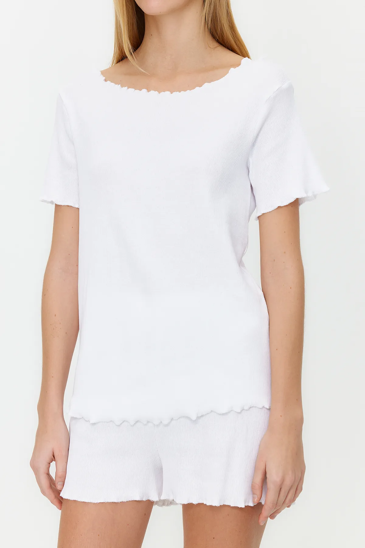Trendyol Collection  Weißes Pyjama-Set aus Cord mit T-Shirt und Shorts THMSS21PT0259
