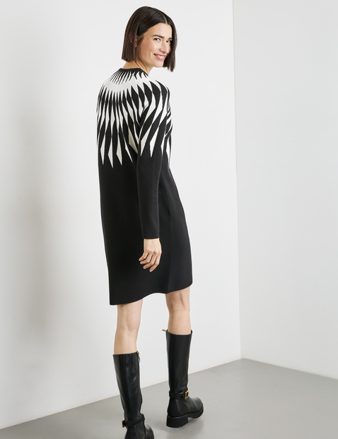 Kurzes Kleid mit Jacquard-Muster und Raglanarm
