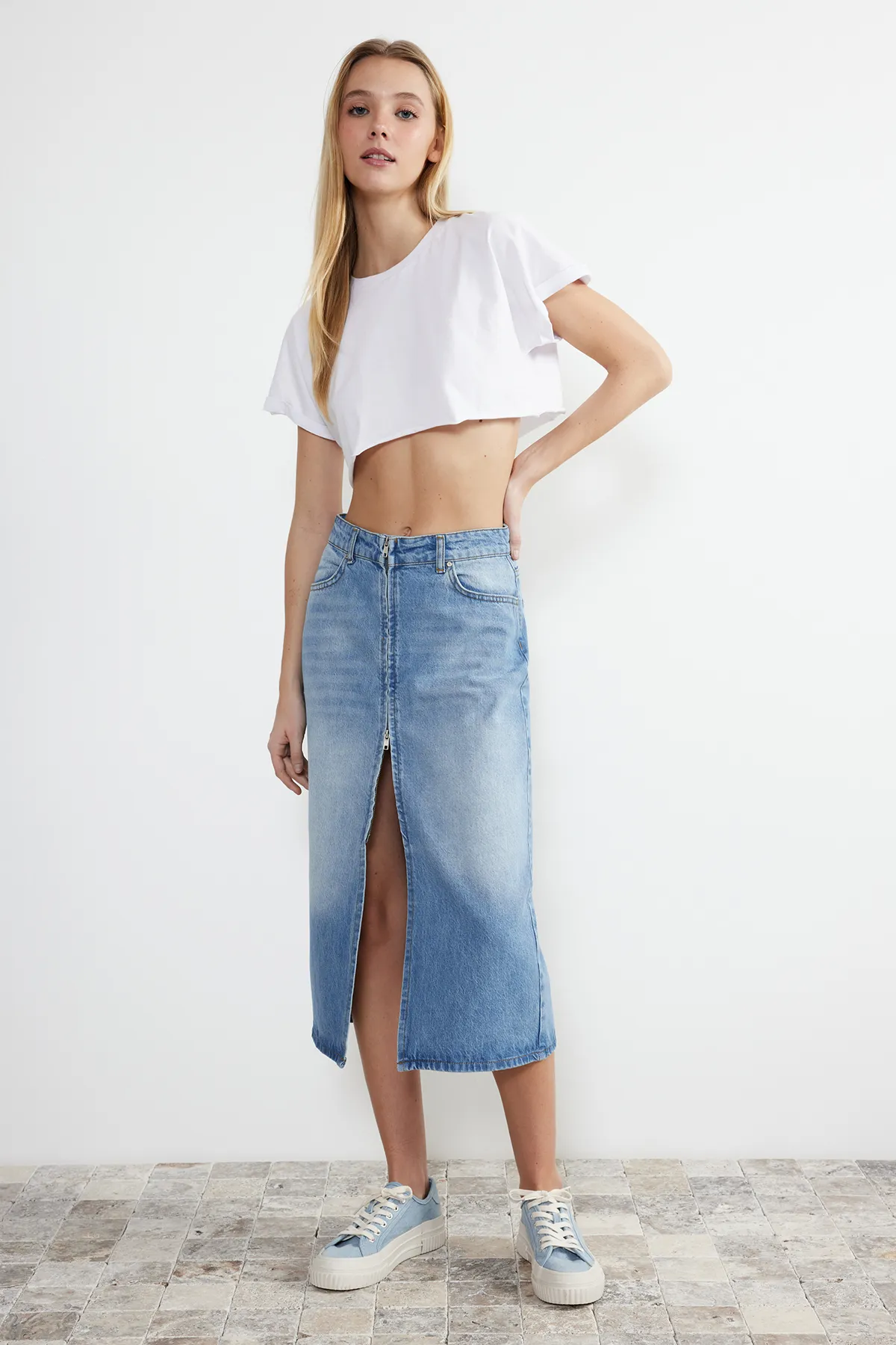 Trendyol Collection  Blau - High Waist Midi Jeansrock mit Frontreißverschluss - Nachhaltig TWOSS24ET00035