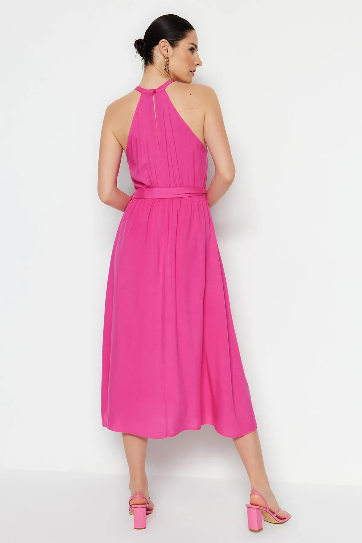 Trendyol Collection  Fuchsiafarbenes A-Linien-Midikleid aus Viskose mit Neckholder und Gürtel TWOSS19EL0155