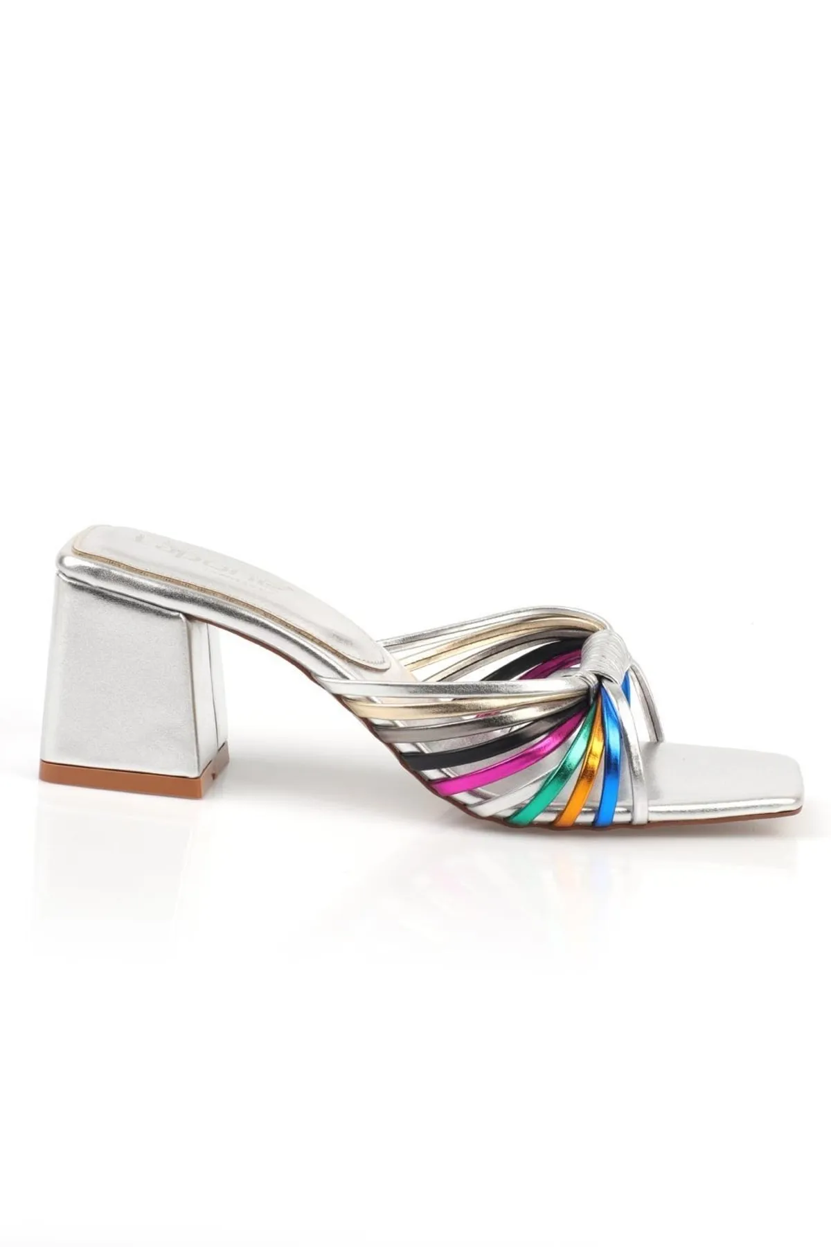 Capone Outfitters  Capone Blunt Toe Multi-Striped Metallic Silver Damen-Hausschuhe mit mittelhohem Absatz