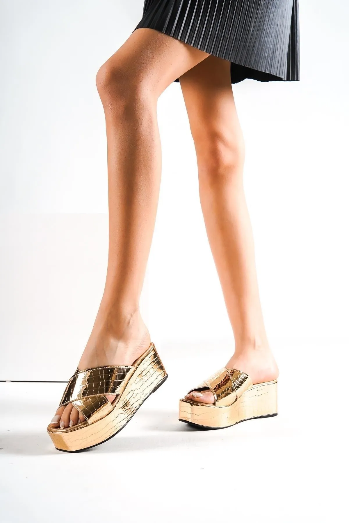 Capone Outfitters  Capone Wedge Heeled Cross Strapped Rose Damen-Flatform-Hausschuhe