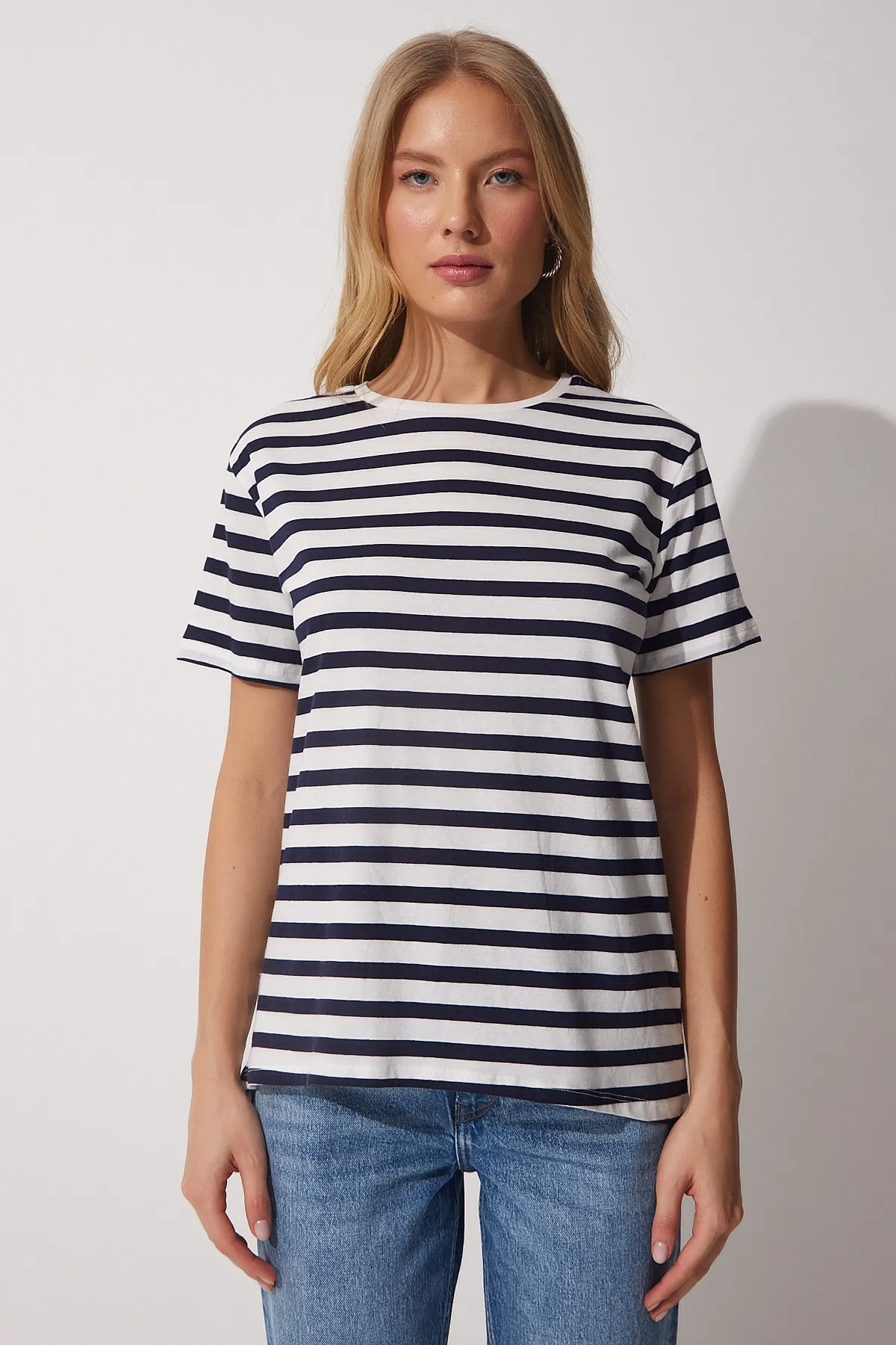 Happiness İstanbul  Bequemes gestreiftes Damen-T-Shirt mit Rundhalsausschnitt in Schwarz und Weiß AA00035