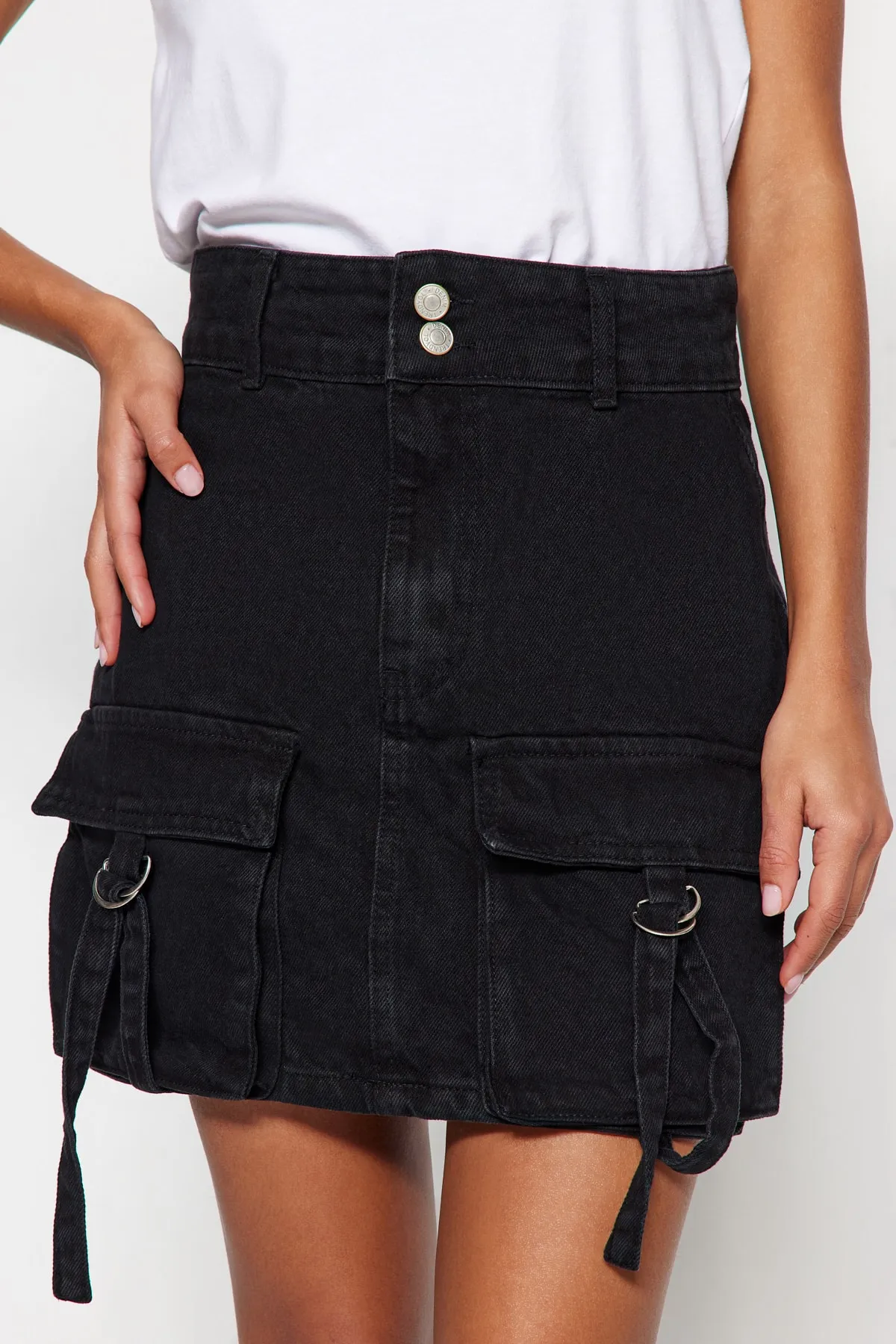 Trendyol Collection  Schwarzer High Waist Mini-Jeansrock mit Cargo-Taschendetail TWOSS23ET00112