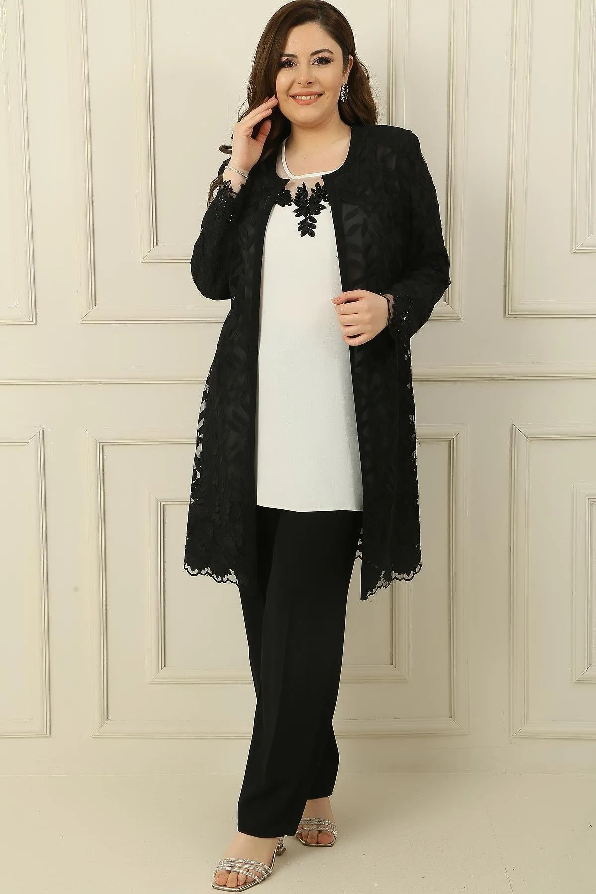 By Saygı  Dreiteiliger Anzug aus Crêpe mit Perlenstickerei, Schnürung, gefütterter Jacke, Bluse und Hose in Übergröße