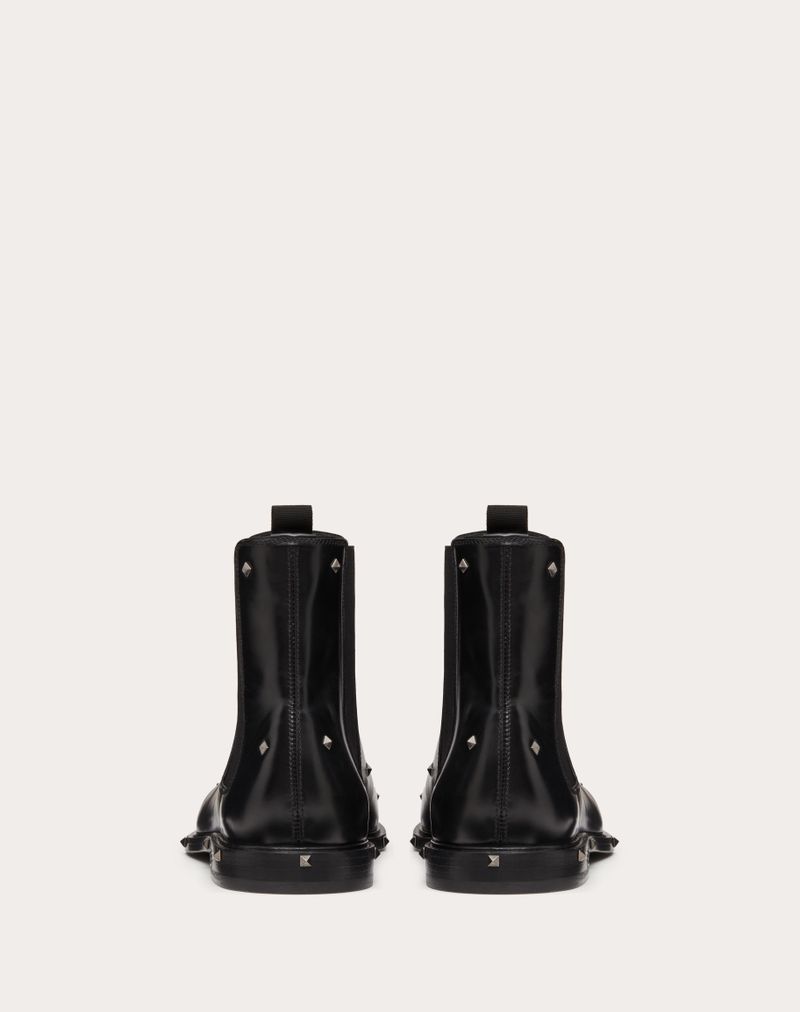 Bota de cano curto ARISTOPUNK em couro de bezerro com tachas