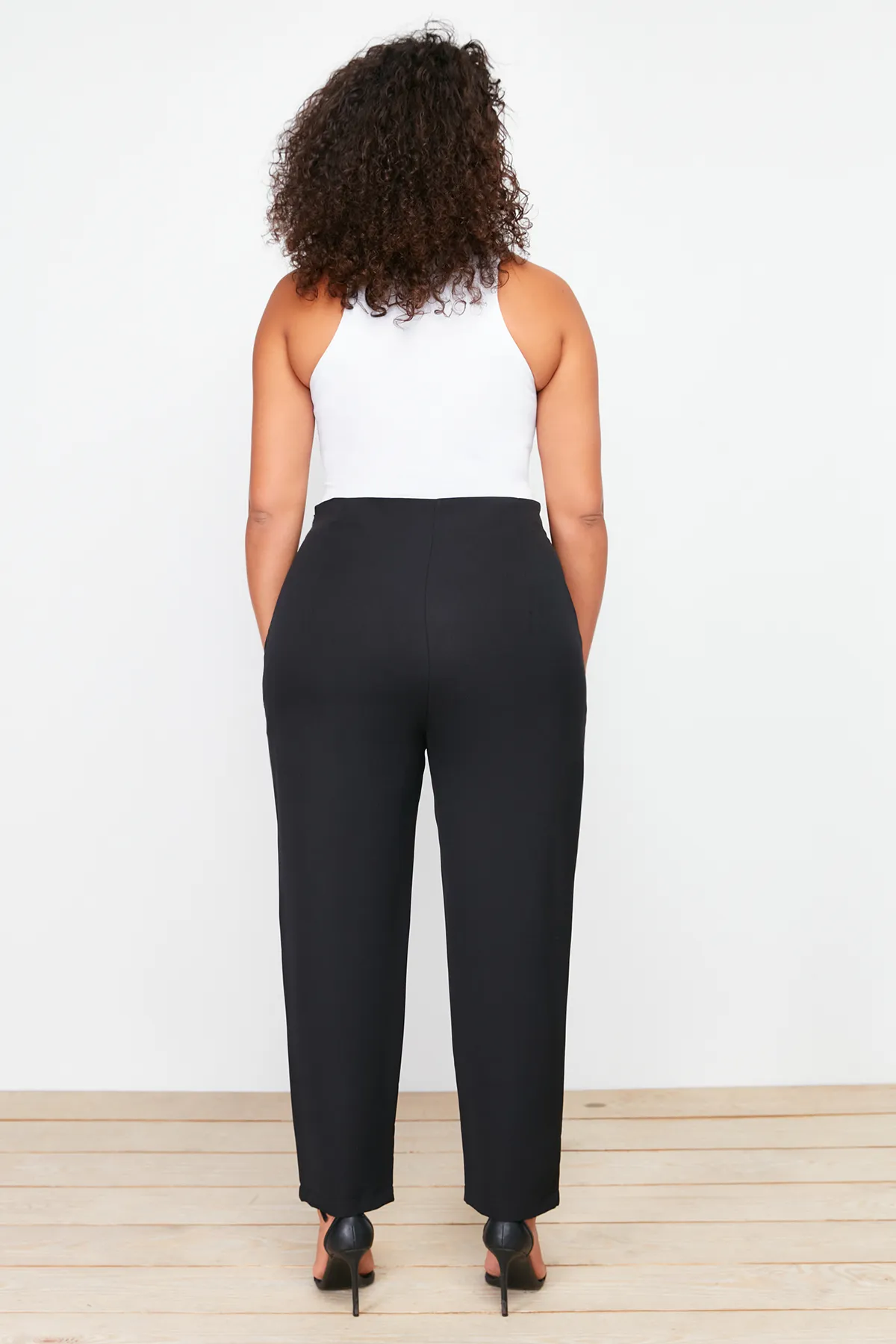 Trendyol Curve  Schwarze gewebte Hose TBBSS24AR00003