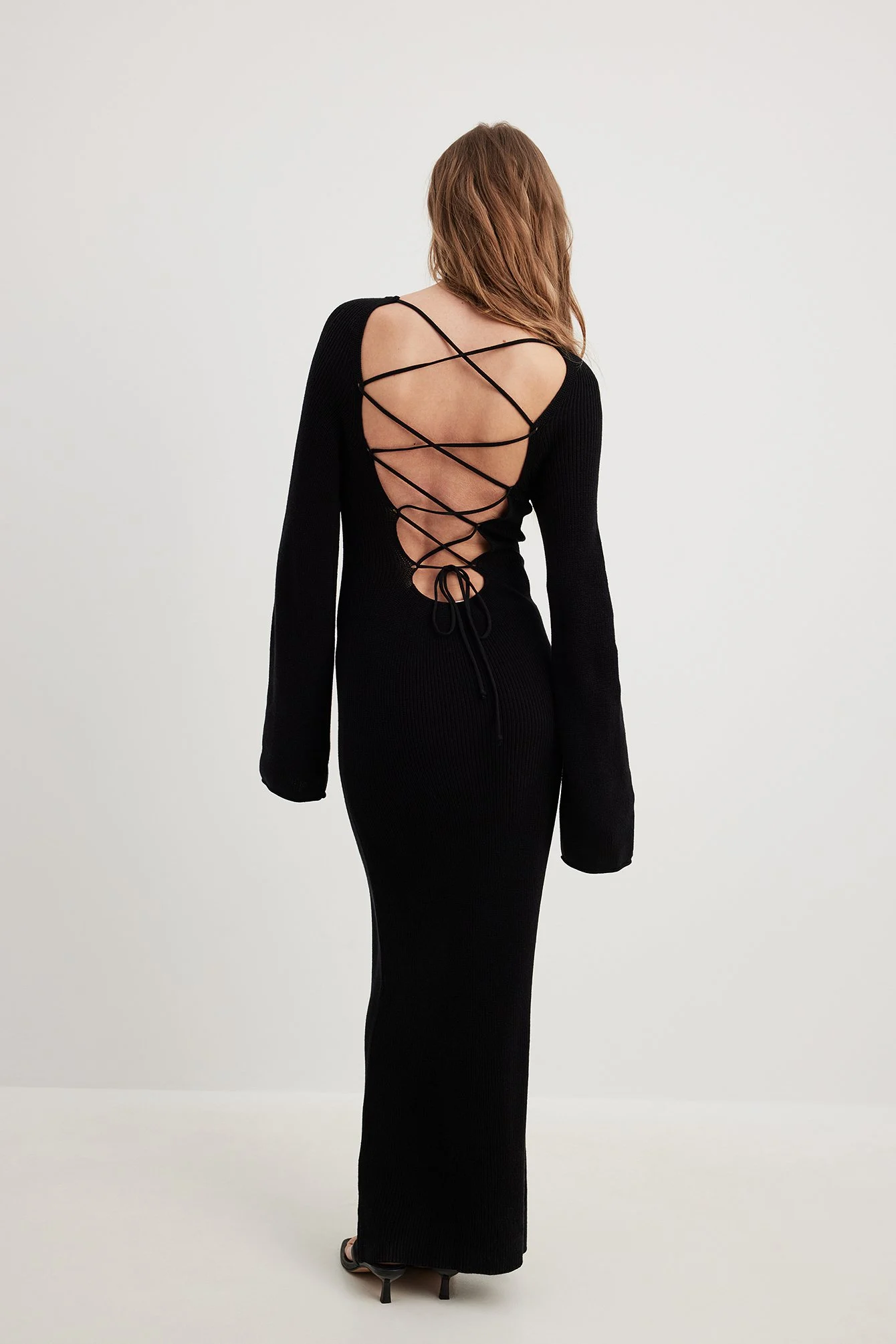 Kleid mit offenem gekreuztem Rücken