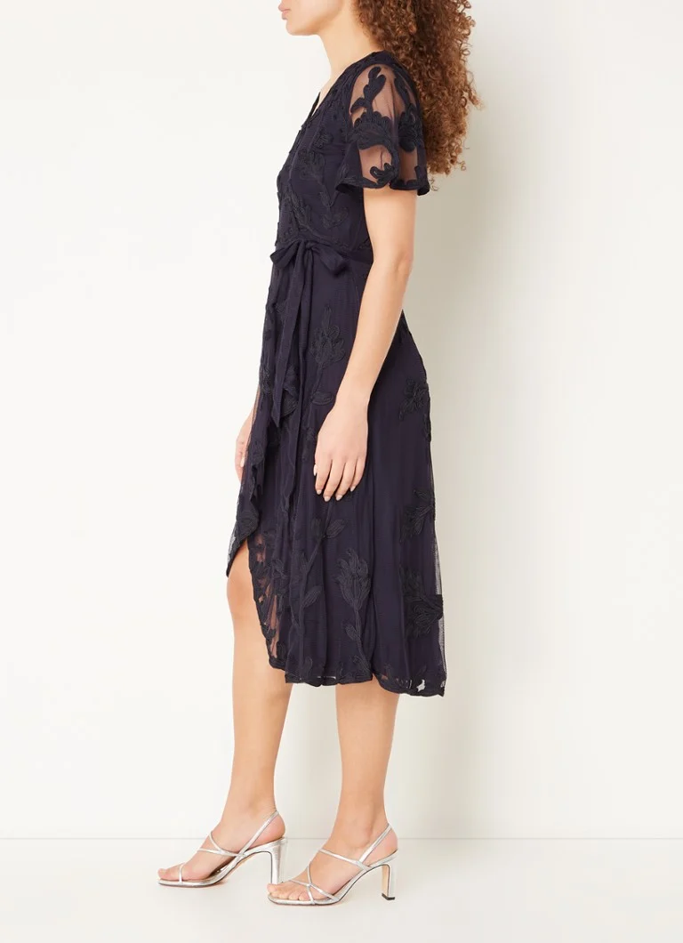 Vestido midi cruzado Clara de Phase Eight con bordado floral.