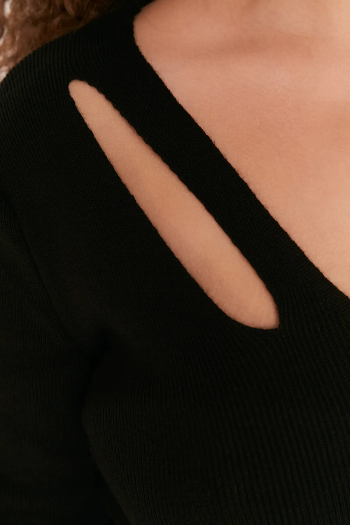 Trendyol Curve  Schwarze Strickbluse mit schmalem Ausschnitt und detailliertem V-Ausschnitt TBBAW23AF00026