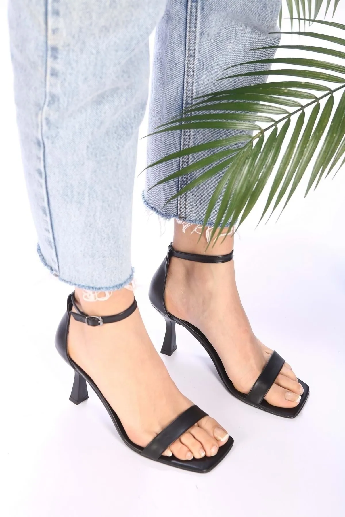 Shoeberry  Riva Black Skin Damenschuhe mit einzelnem Riemen und Absatz