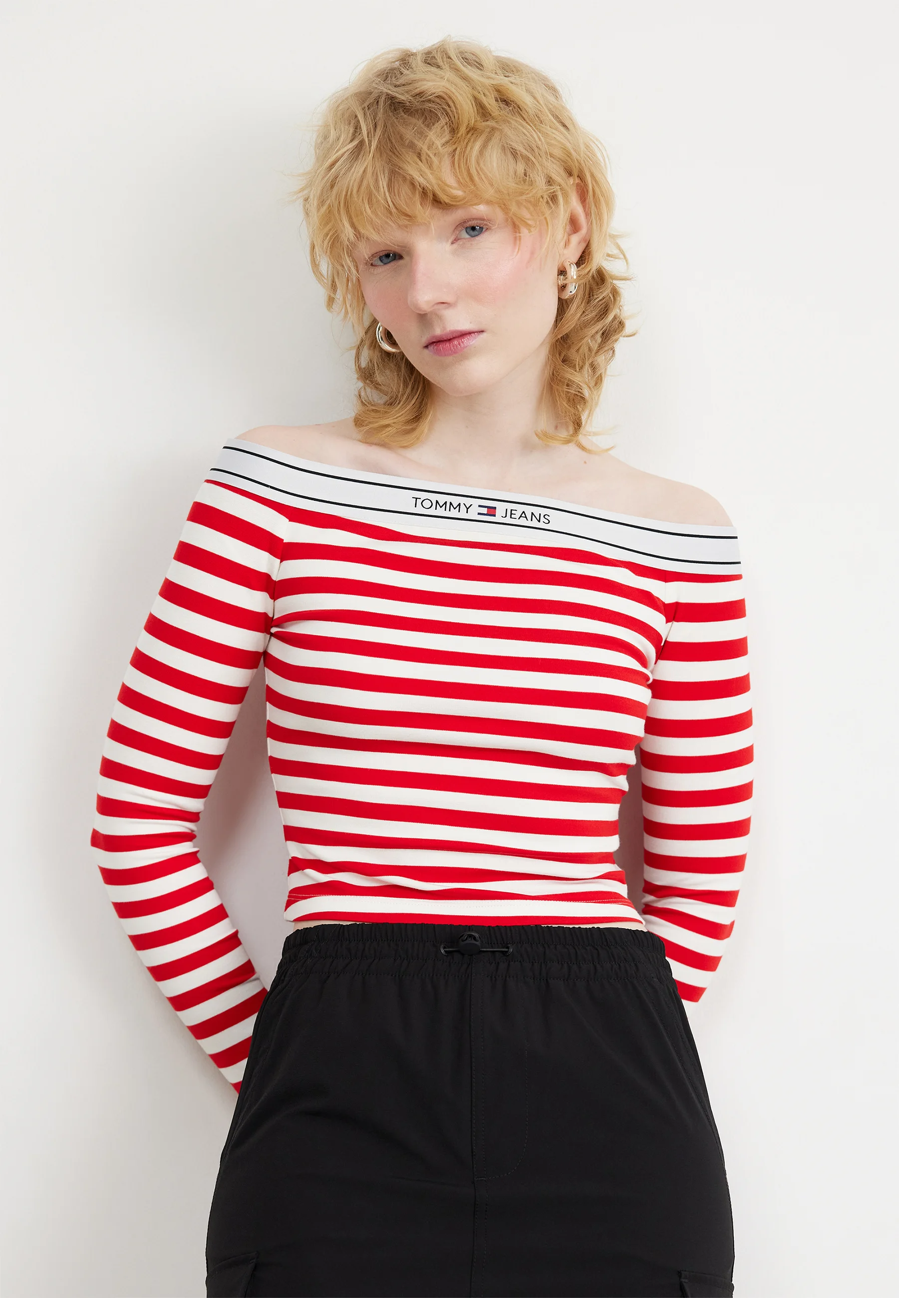 Camiseta de manga larga con cinta con el logotipo de Tommy Jeans y hombros descubiertos