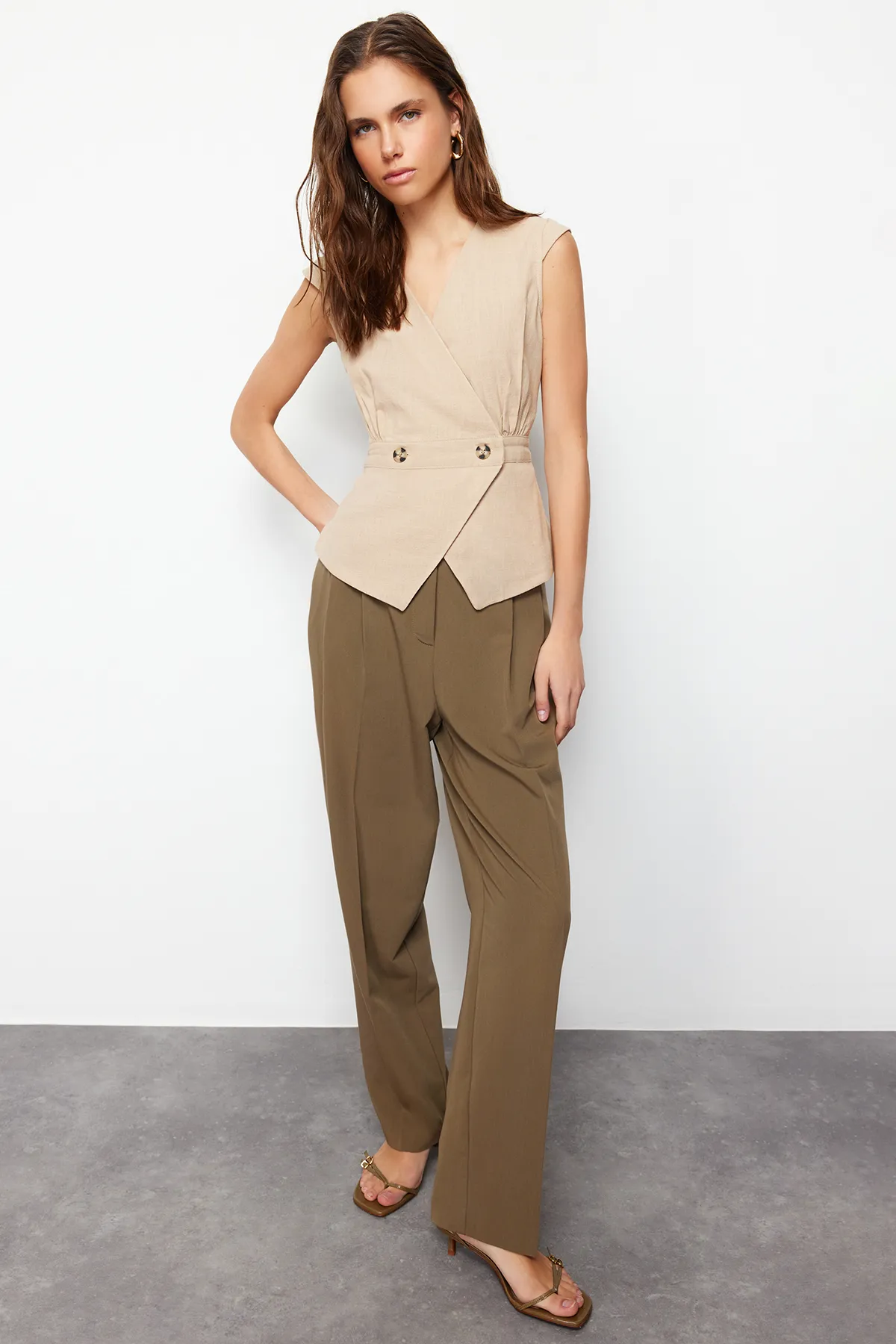 Trendyol Collection  Zweireihige Bluse mit gewebten Knochenknöpfen in Nerzoptik TWOSS20BZ0707